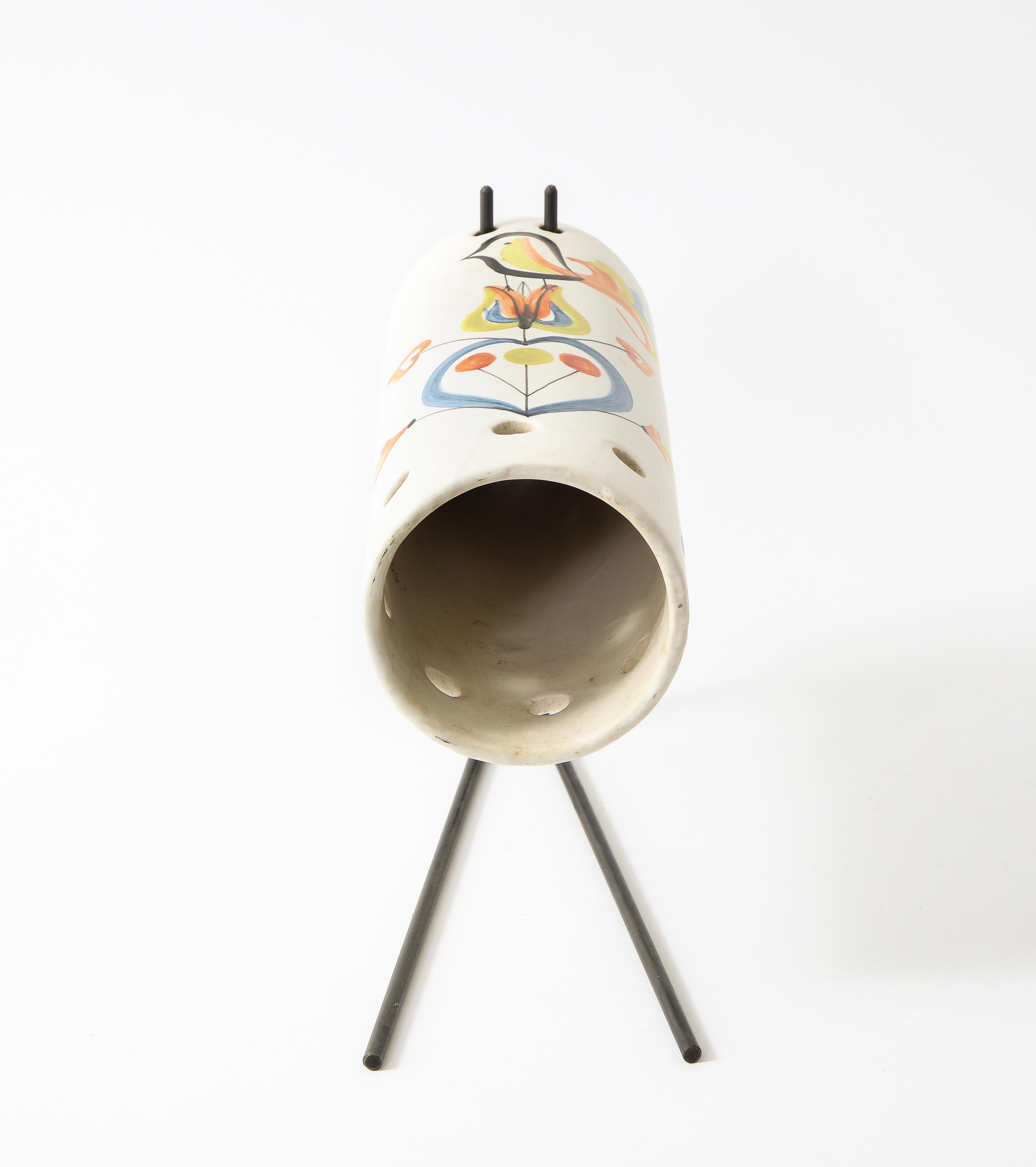Rare tube décoratif abstrait émaillé de Roger Can, avec sa monture en métal, il peut être utilisé comme applique ou lampe de table. Recâblé.