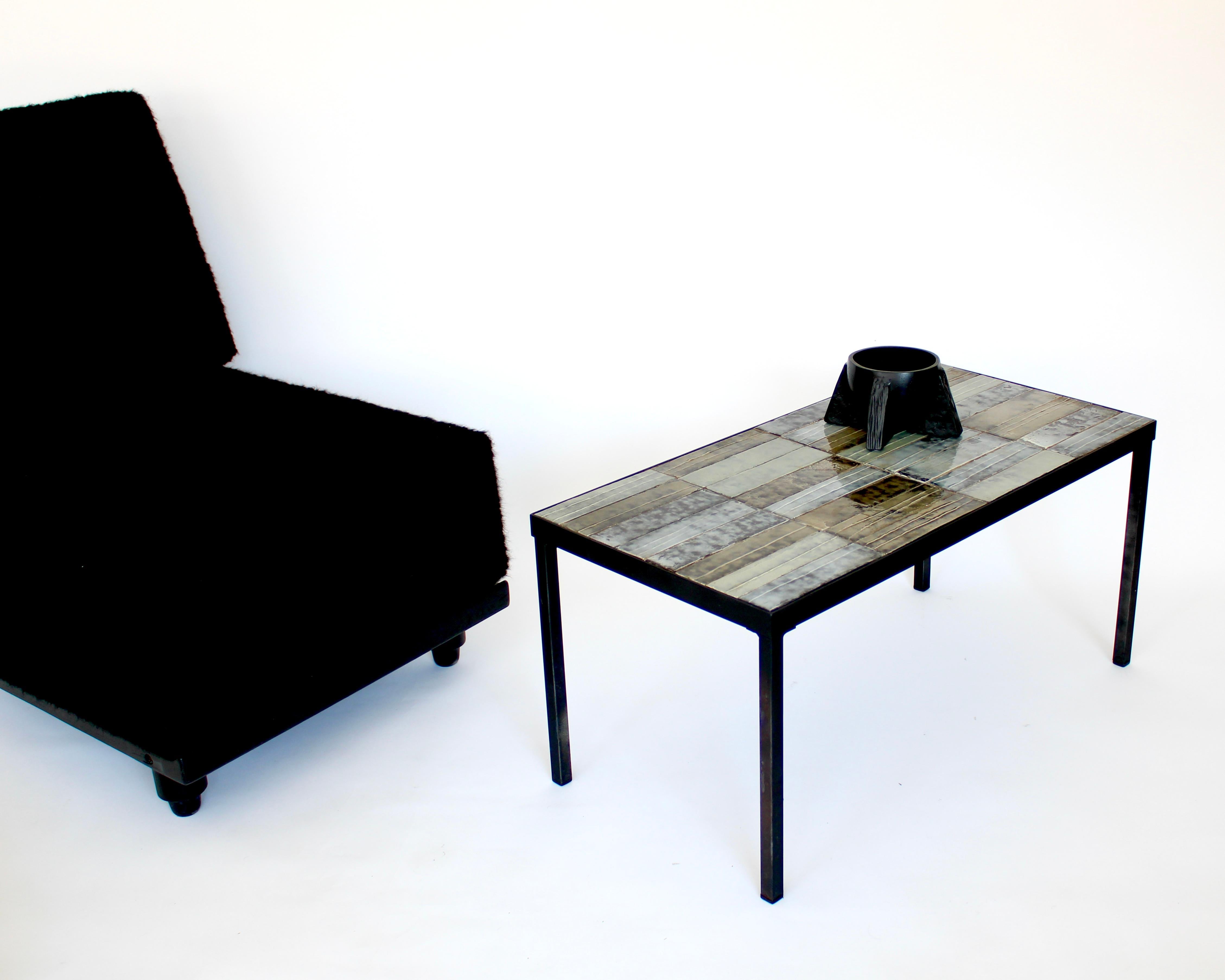 Table basse ou d'appoint en céramique Roger Capron. 
Ce style, souvent pratiqué par Capron dans les années 60, est moins littéral et plus abstrait, l'accent étant mis sur la beauté des vitrages. L'utilisation de la couleur est très subtile. Les