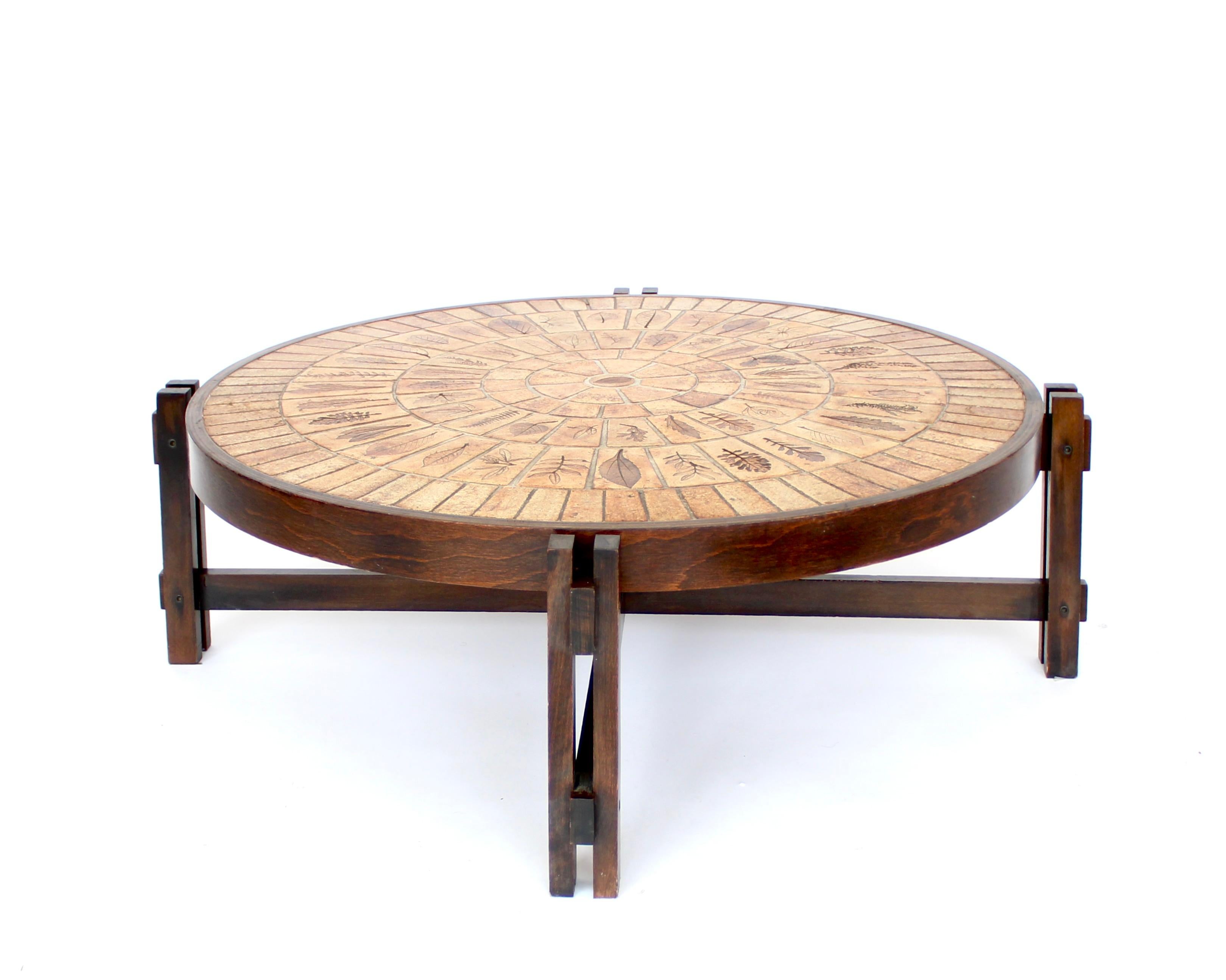 Table basse circulaire iconique des années 60 par Roger Capron, pour Vallauris, France.  Cette table basse a été réalisée par le céramiste français Roger Capron dans les années 1960. Structure en bois massif et plateau en carreaux de céramique avec
