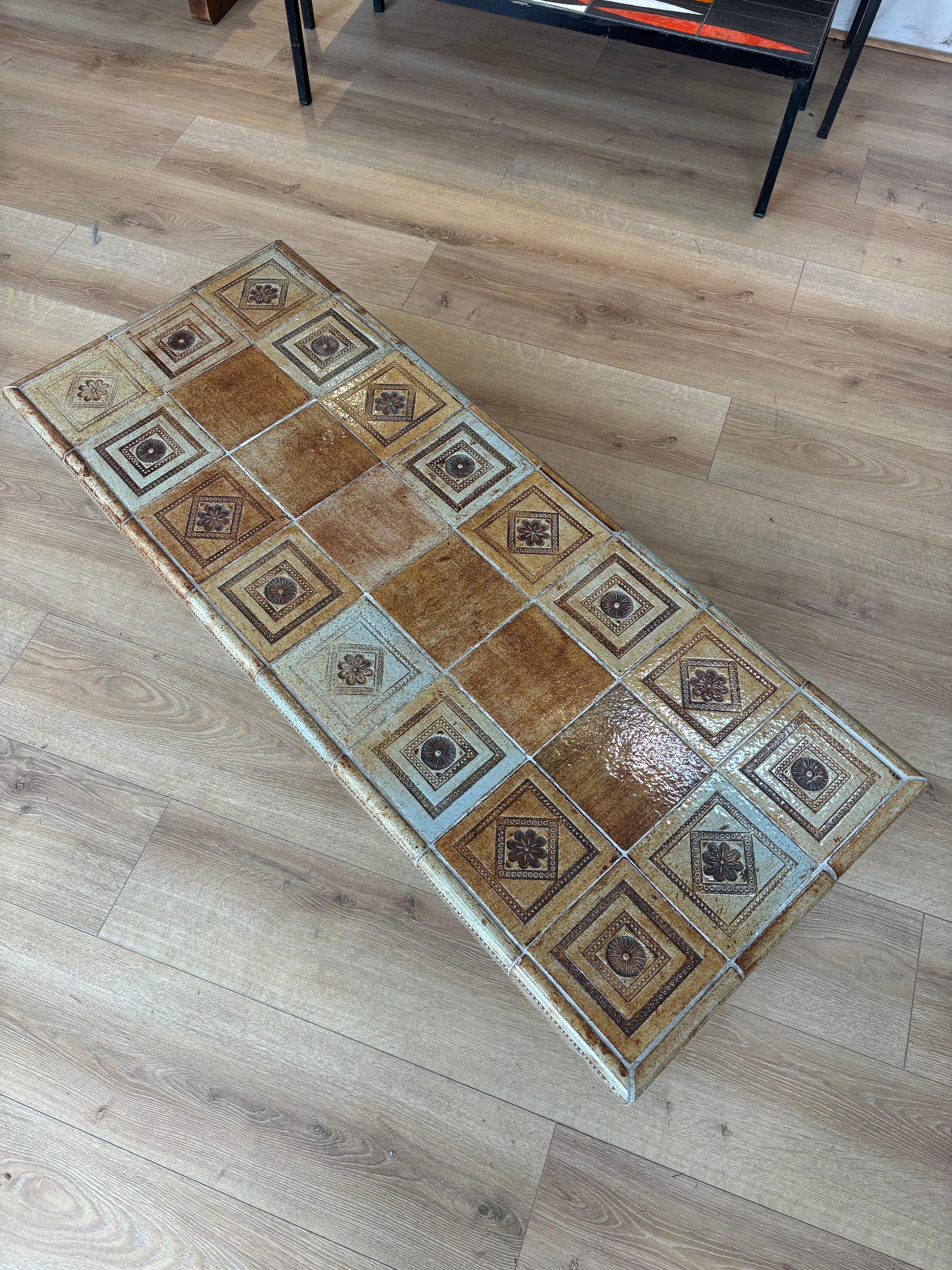 Jolie table basse par Roger Capron aux émaux ocres et bleutés, vers 1960 à Vallauris. 