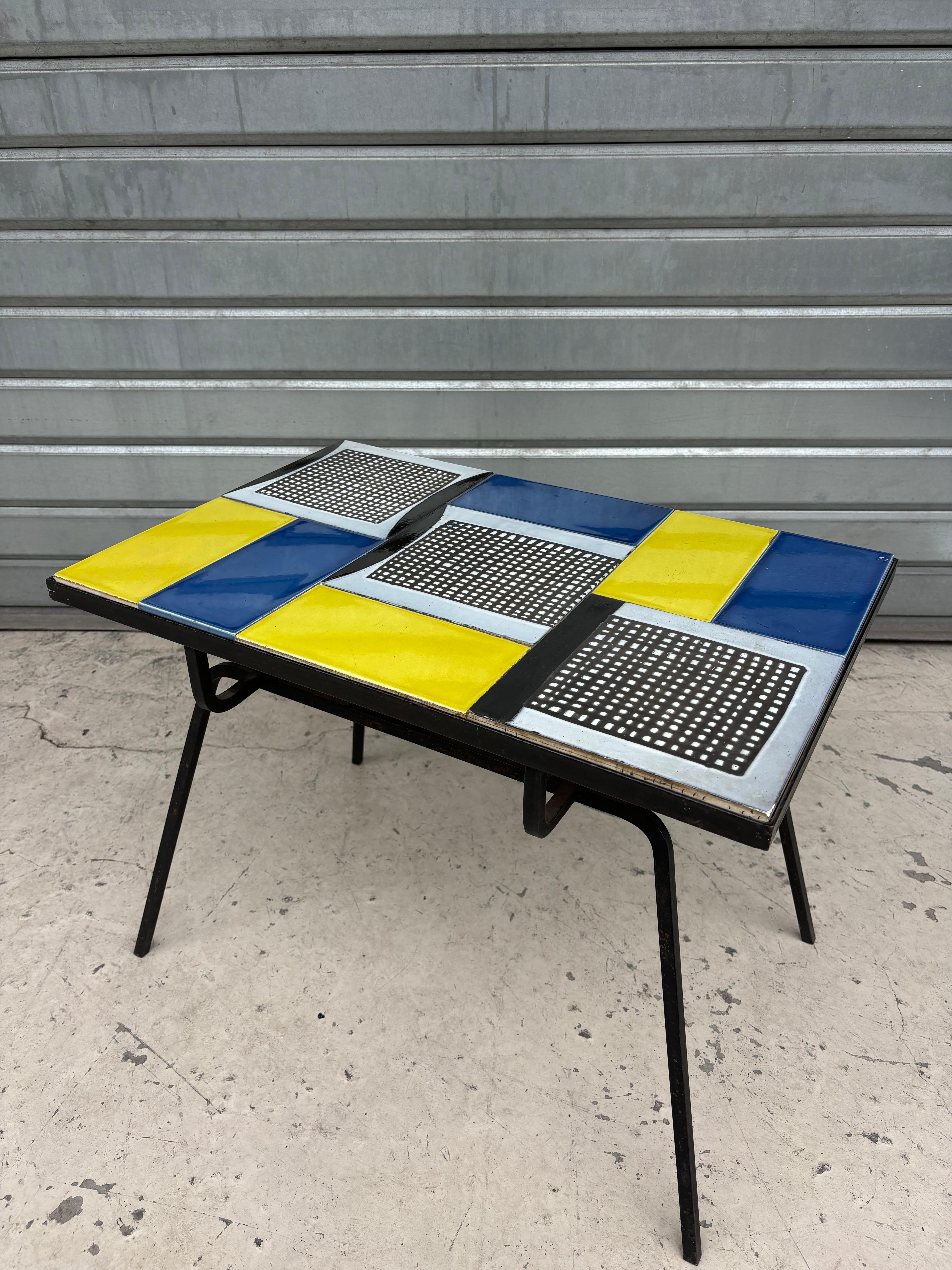 Rare table basse par Roger Capron, circa 1960. 
