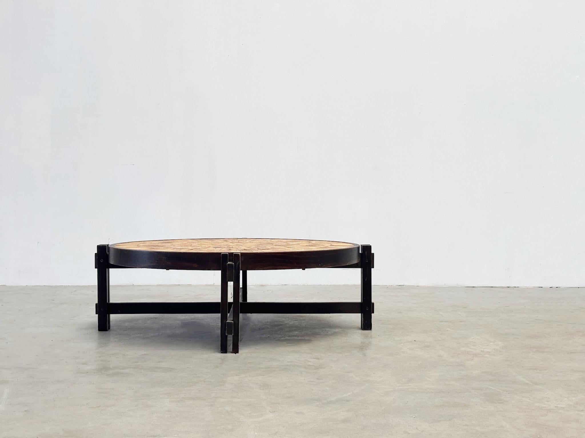 Véritable pièce d'apparat des années 1970, cette table basse vintage fait entrer la nature à l'intérieur grâce à ses carreaux de céramique fabriqués à la main, chacun d'entre eux étant pressé avec des impressions botaniques uniques. Conçu et signé