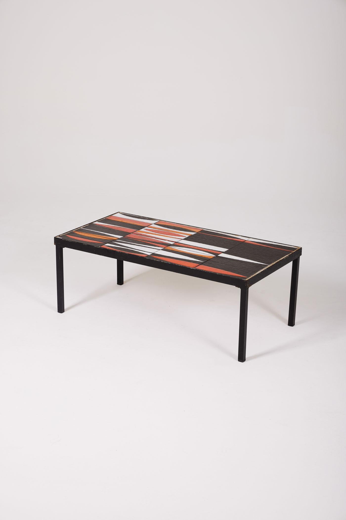Ceramic coffee table, Navette model, by the ceramist Roger Capron, 1960s. The structure is in black lacquered metal, and the top is in red, black, and white enameled ceramic.
LP1379