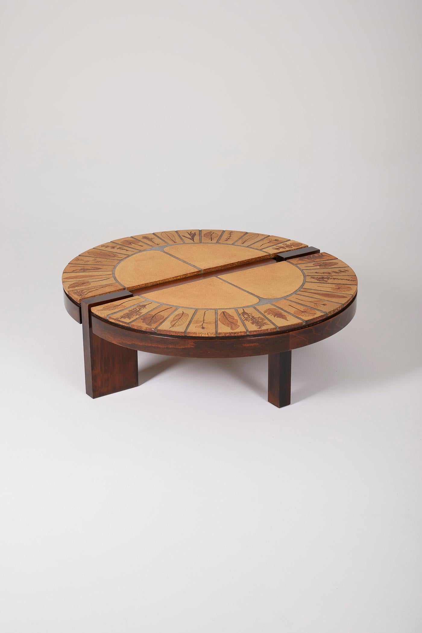 Table basse du céramiste Roger Capron des années 1960. Le dessus est en céramique avec un motif d'herbier signé R. Capron. La structure est en bois. En très bon état.
LP1145