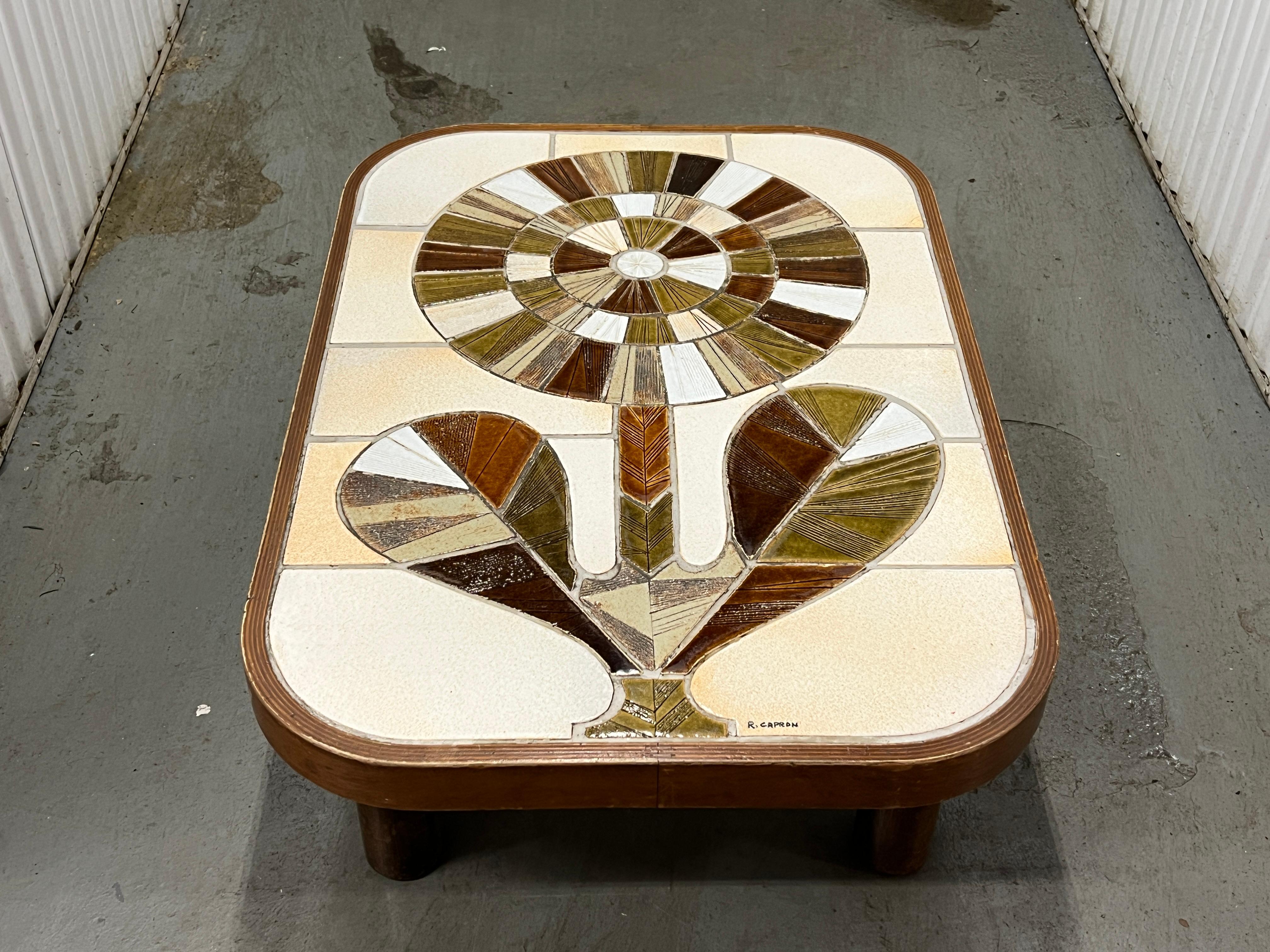 Table basse Shogun de Roger Capron avec plateau en carreaux de céramique incrustés de motifs floraux sur pieds cylindriques en bois.  En état original.
