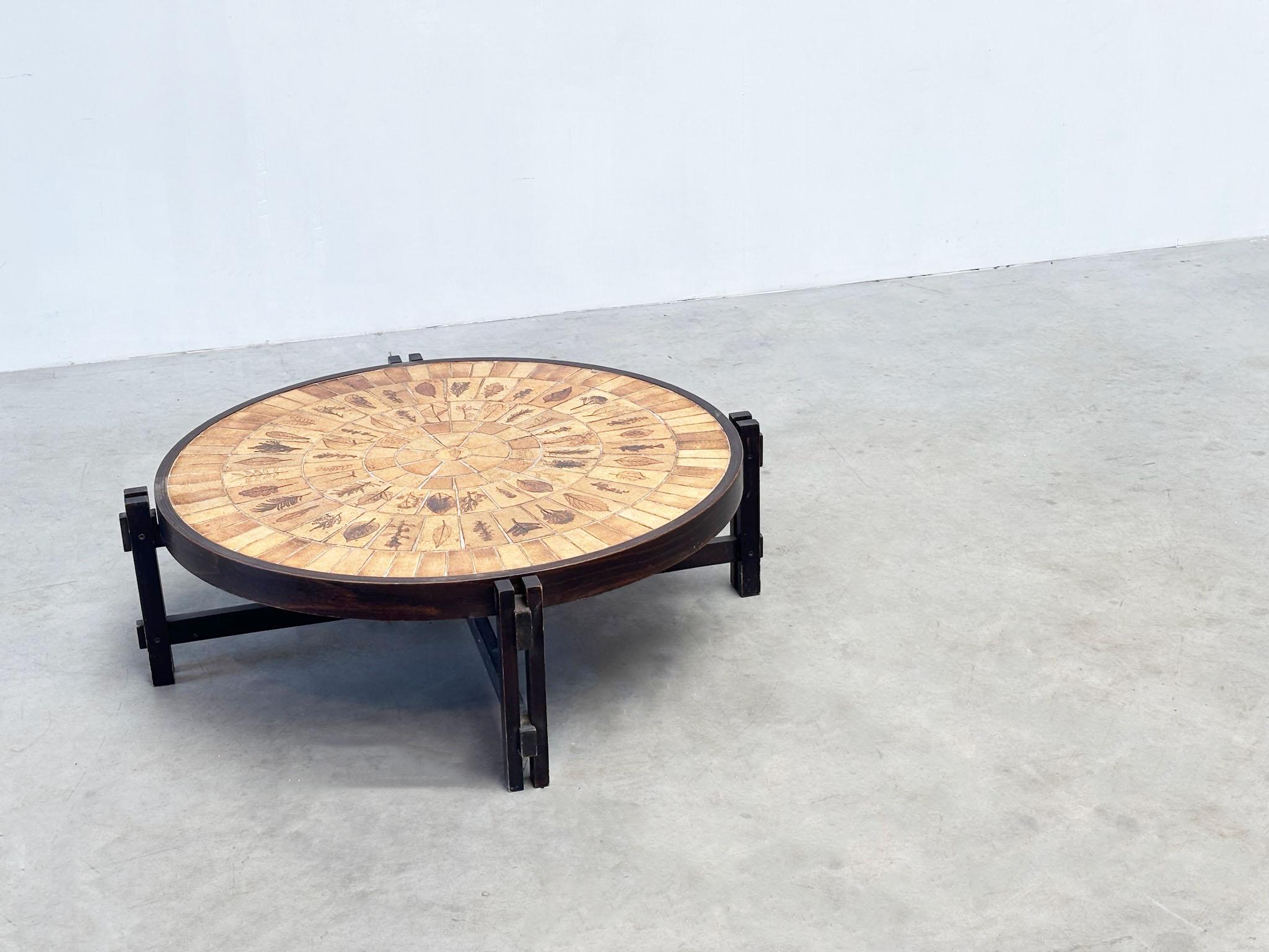 Français Table basse Roger Capron en vente