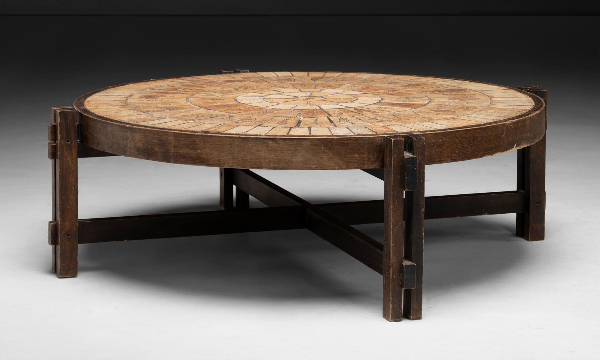 Francia, 1960
Tavolino rotondo di Roger Capron, con piano in ceramica su base in legno.
42
