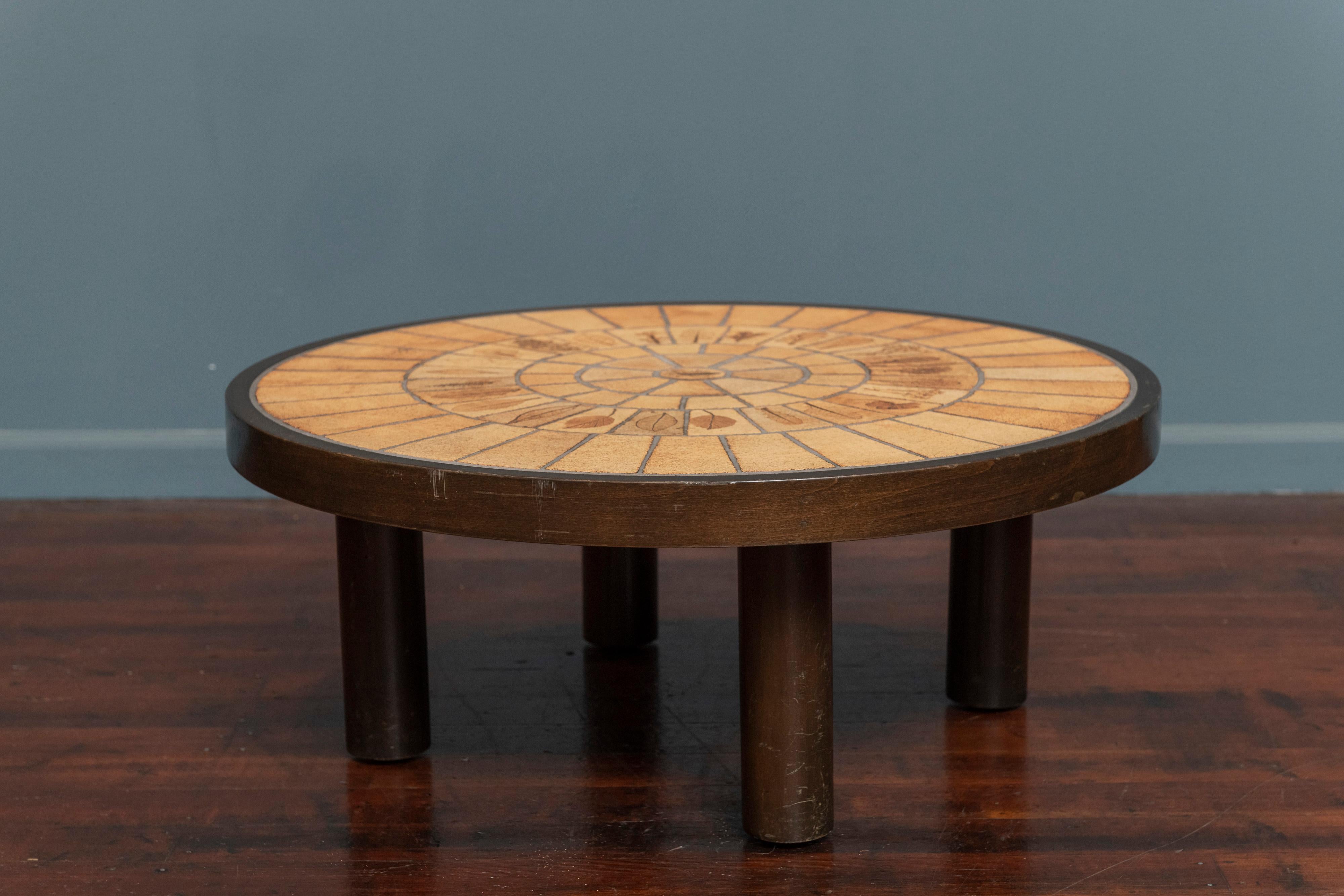 Table basse en céramique Roger Capron, France. Fabrication artisanale de qualité Studio avec des herbes et des fleurs imprimées dans un cadre en bois courbé teinté sur quatre pieds cylindriques. En très bon état vintage, prêt à être installé.