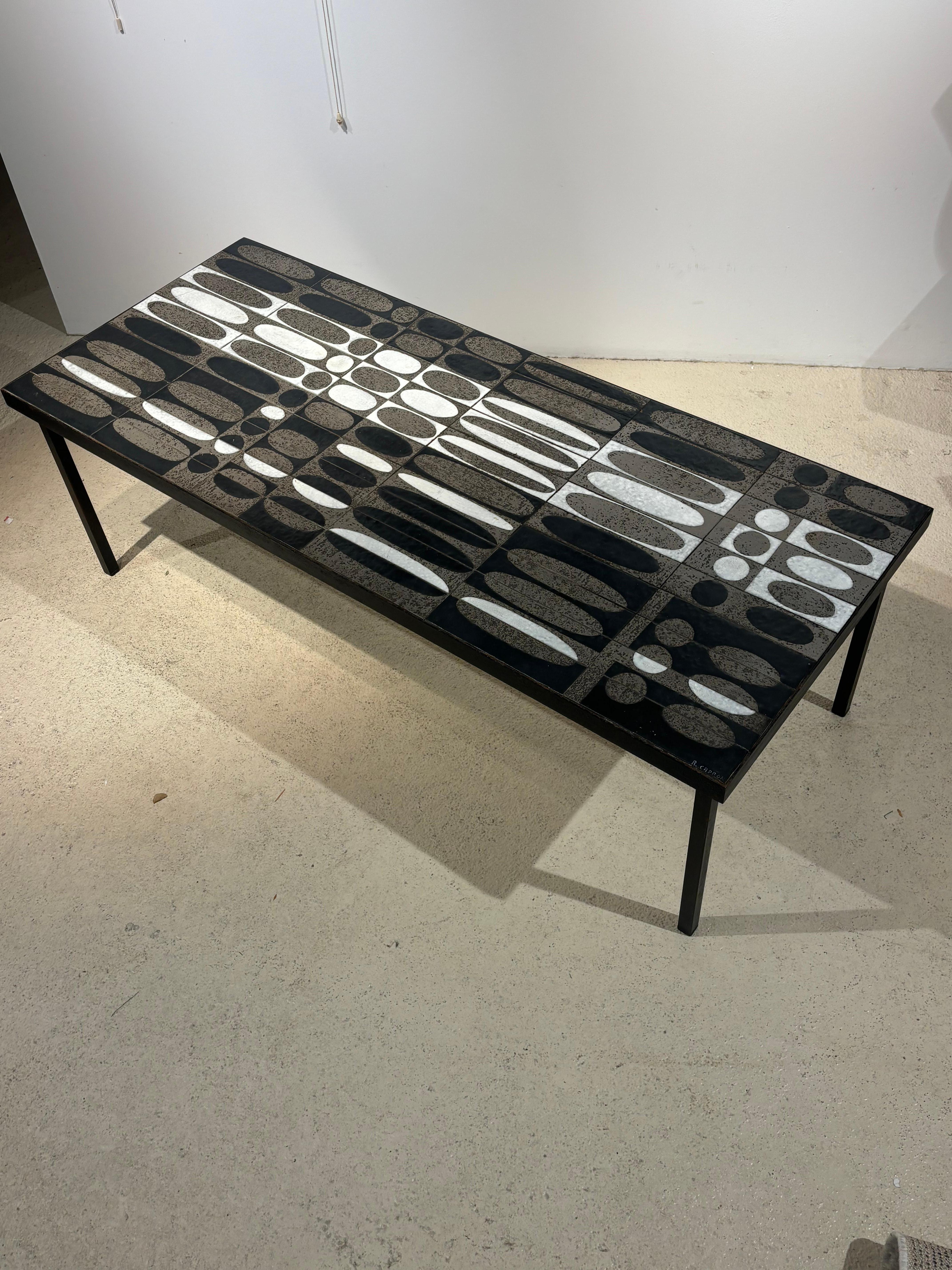 Mid-Century Modern Roger Capron coffee table : «grain de café » en vente
