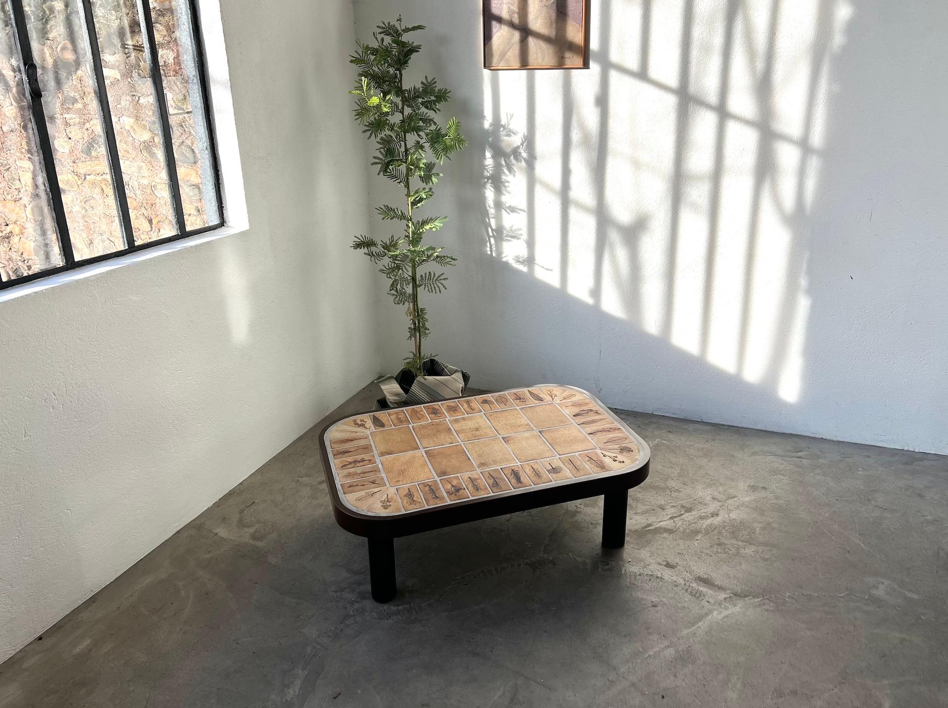 Cette table basse de Roger Capron, modèle 