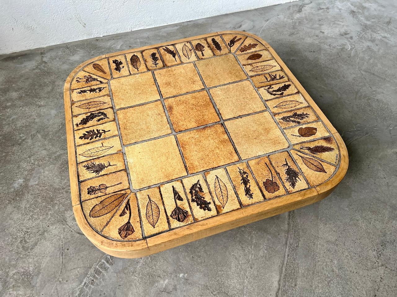Seltener Couchtisch von Roger Capron, quadratische Form, hell gebeizt in massiver Buche.

Keramischer Couchtisch und massiver Buchensockel aus den 70er Jahren. Dieses quadratische Modell mit dem 