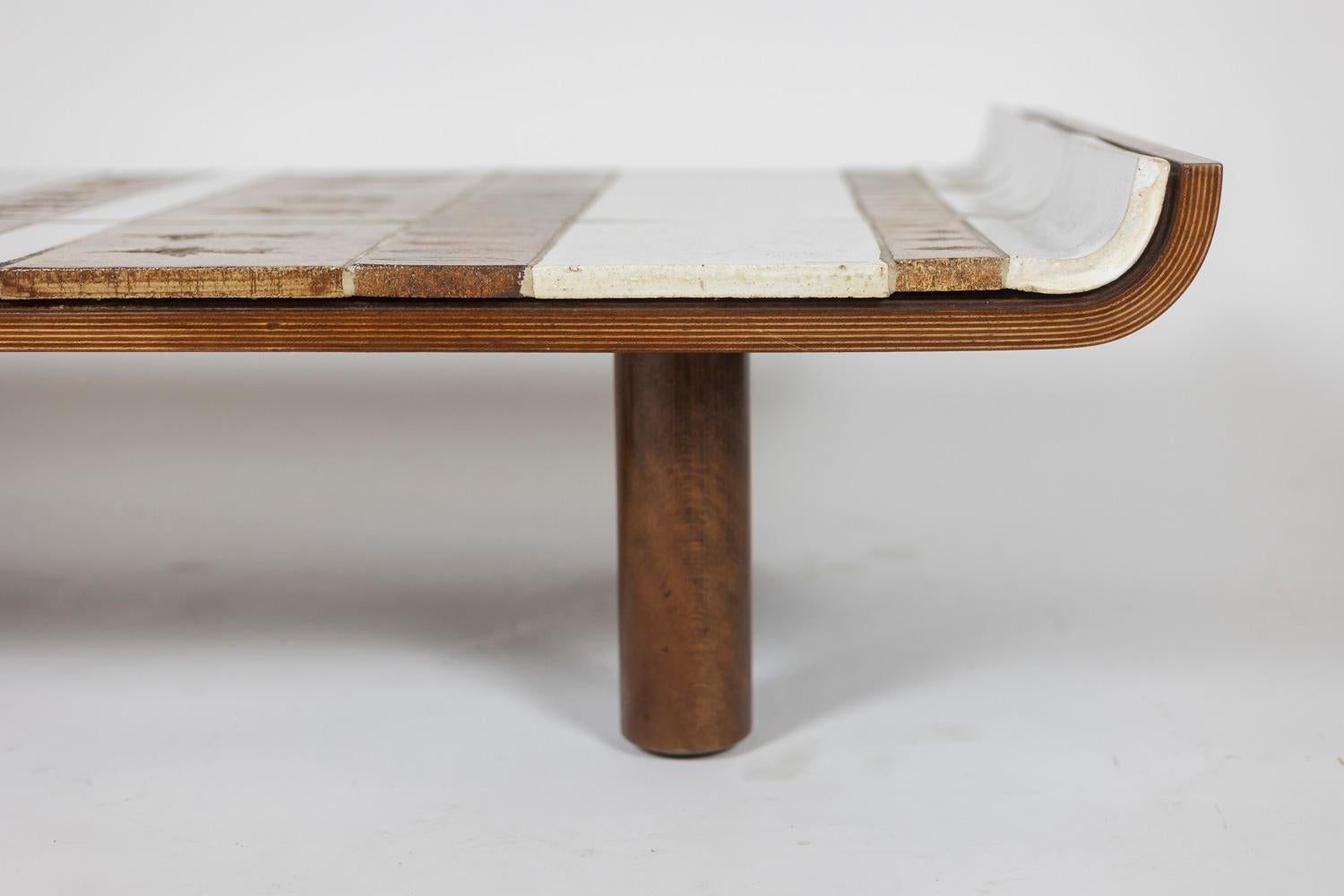 Roger Capron. Coffee table in ceramic. 1970s. In Excellent Condition For Sale In Saint-Ouen, FR