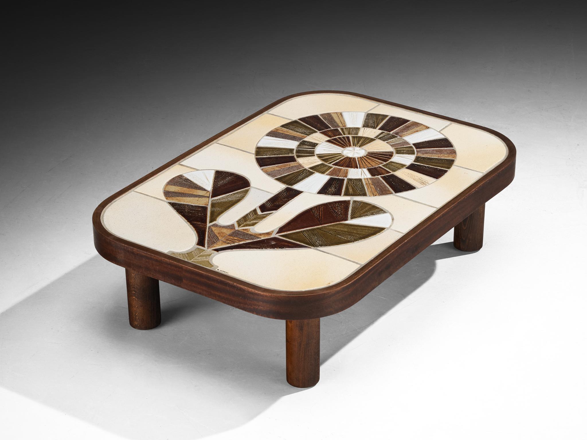 Roger Capron, table basse, céramique, hêtre, contreplaqué d'acajou, France, années 1960. 

Table basse française avec de magnifiques carreaux de céramique composés par l'artiste céramiste français Roger Capron. La table présente un motif vibrant