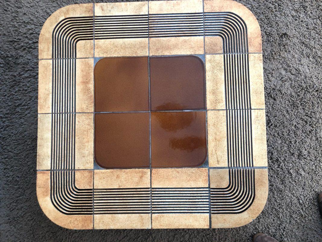 Table basse Roger Capron 1975 - modèle vintage Mambo - Table basse carrée avec angles ronds et pieds en chêne. Plateau en céramique beige et marron avec décor géométrique. Signé
