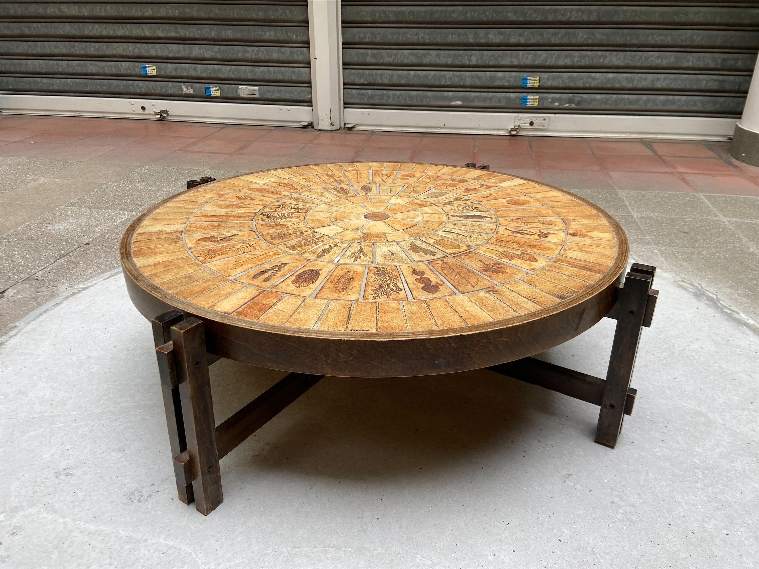 Coffee table - Roger Capron
Sandstone and wood
Circa 1960 -70
Measures: D 95 x H 33cm
Very good vintage state
The colors of autumn are tranquil in all shades of beige and ocher and the nature of capron gently imposes itself on our gaze even as