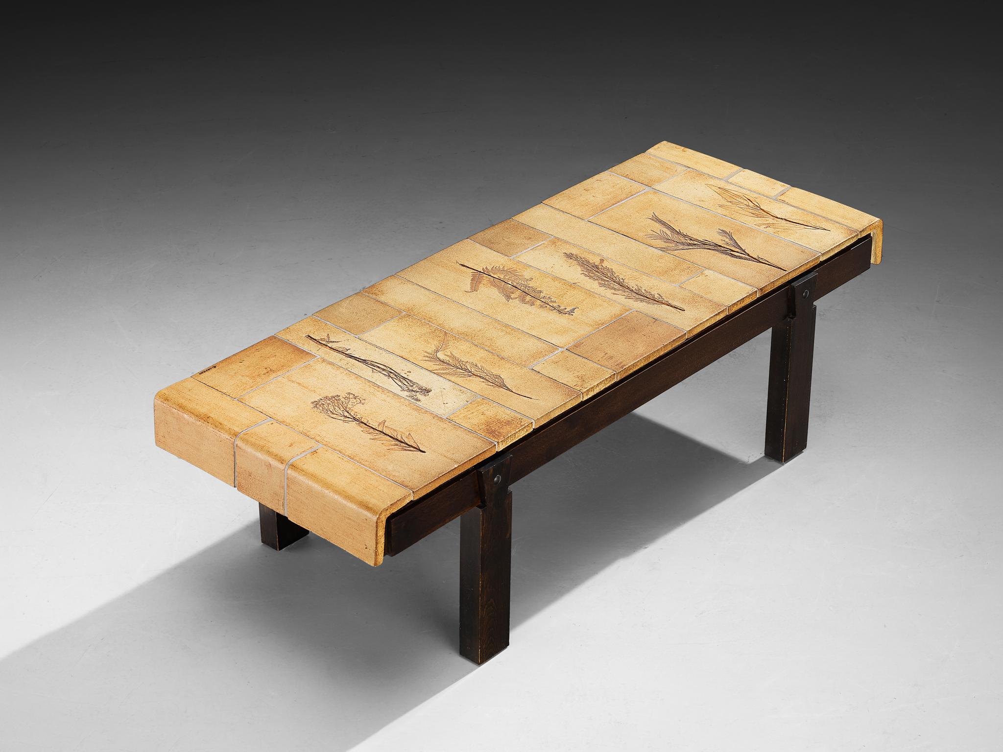 Roger Capron, table basse, céramique, hêtre, France, années 1970

Cette table est un autre exemple exquis du travail de Roger Capron. Elle présente un plateau rectangulaire composé de son matériau de prédilection, la céramique, avec des détails