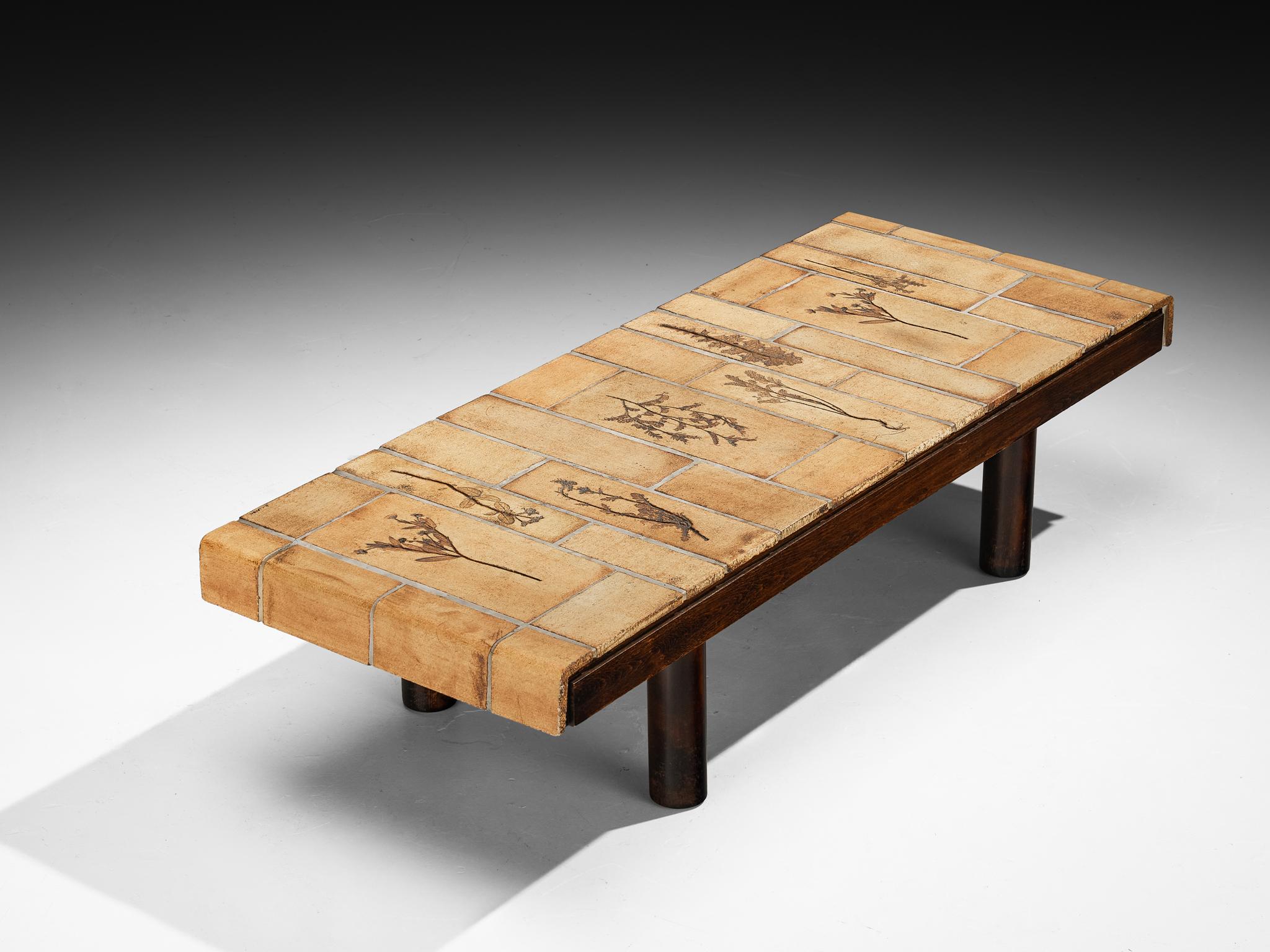 Roger Capron, mesa de centro, cerámica, haya, Francia, años 70

Esta mesa es otro exquisito ejemplo del trabajo de Roger Capron, con un tablero rectangular hecho de su material preferido, la cerámica, con intrincados detalles orgánicos que le