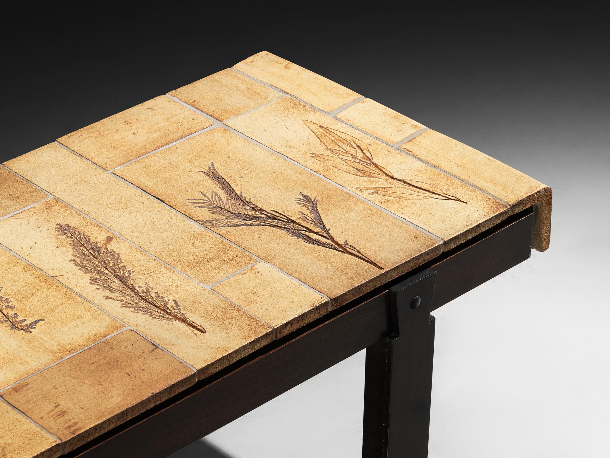Mid-Century Modern Roger Capron Table basse avec empreintes de Fauna en céramique et Wood en vente