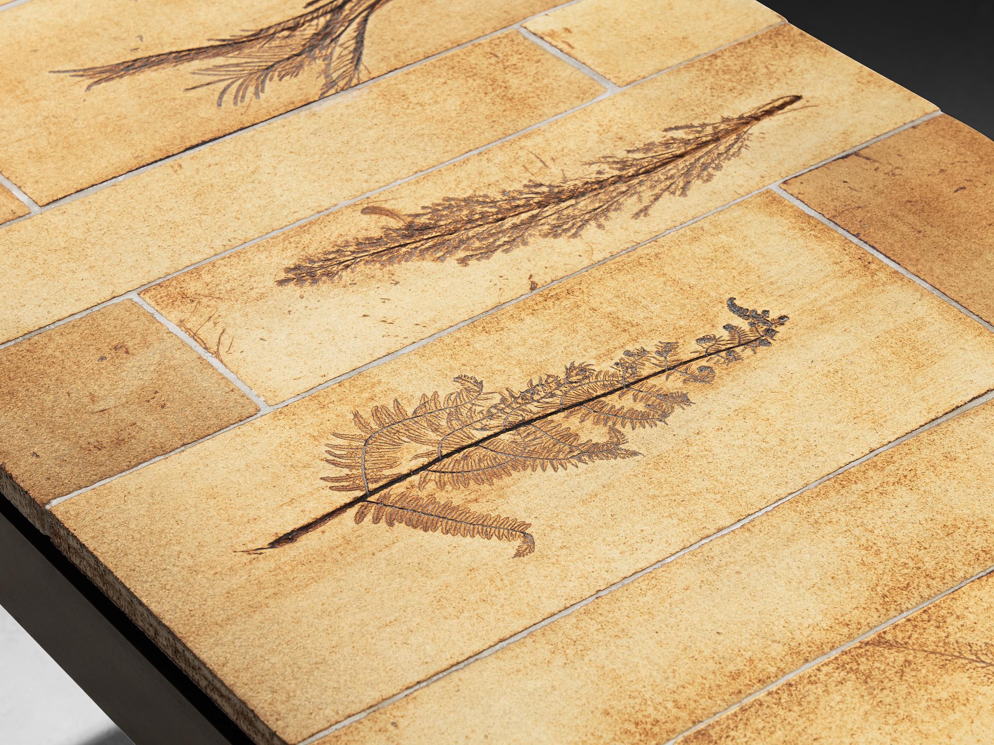 Français Roger Capron Table basse avec empreintes de Fauna en céramique et Wood en vente