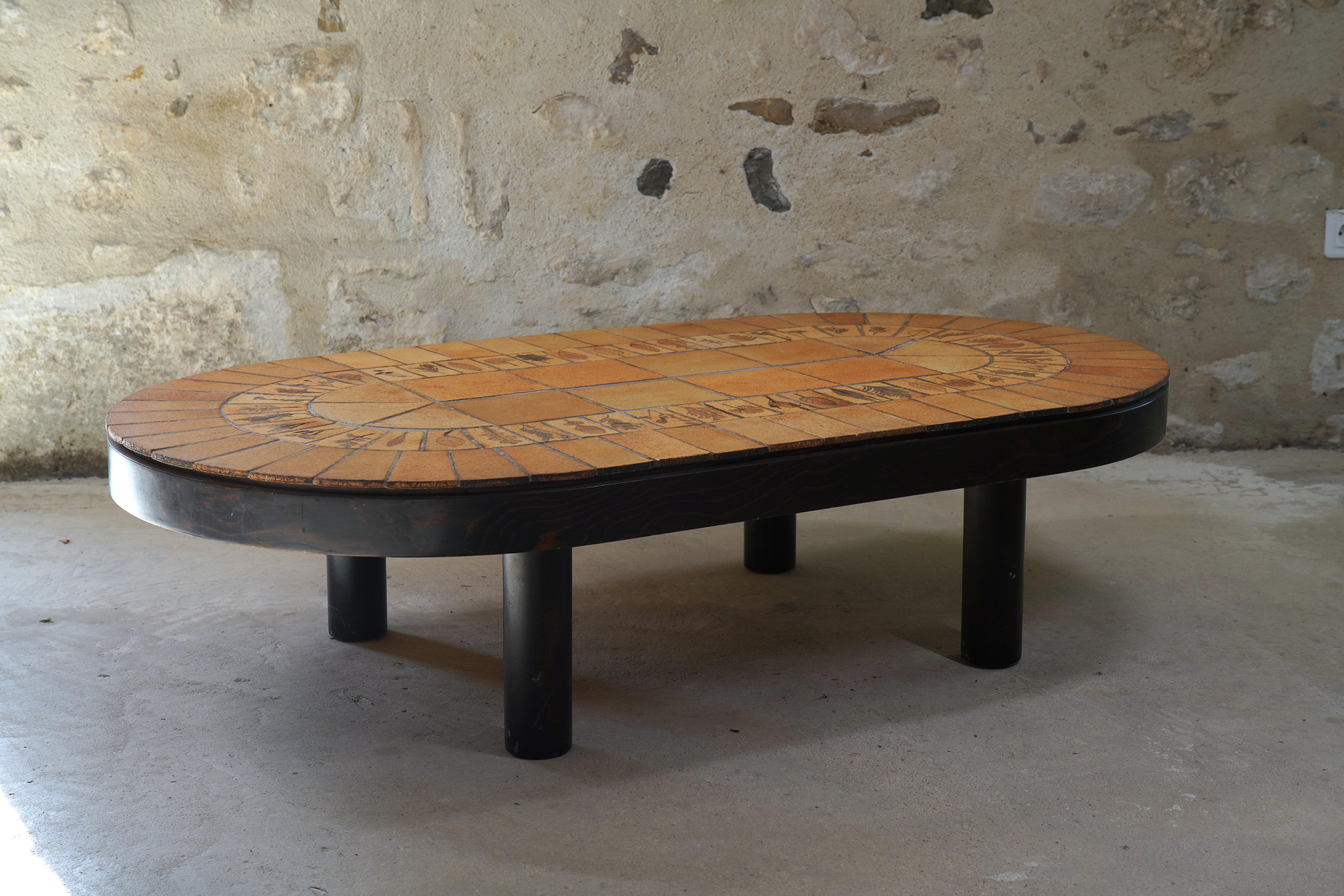 Table basse en céramique de Roger Capron avec des carreaux de Garrigue de France, vers les années 1960.

Les carreaux de Garrigue, fabriqués à la main, sont issus d'une technique où de vraies feuilles sont pressées dans l'argile et se désintègrent