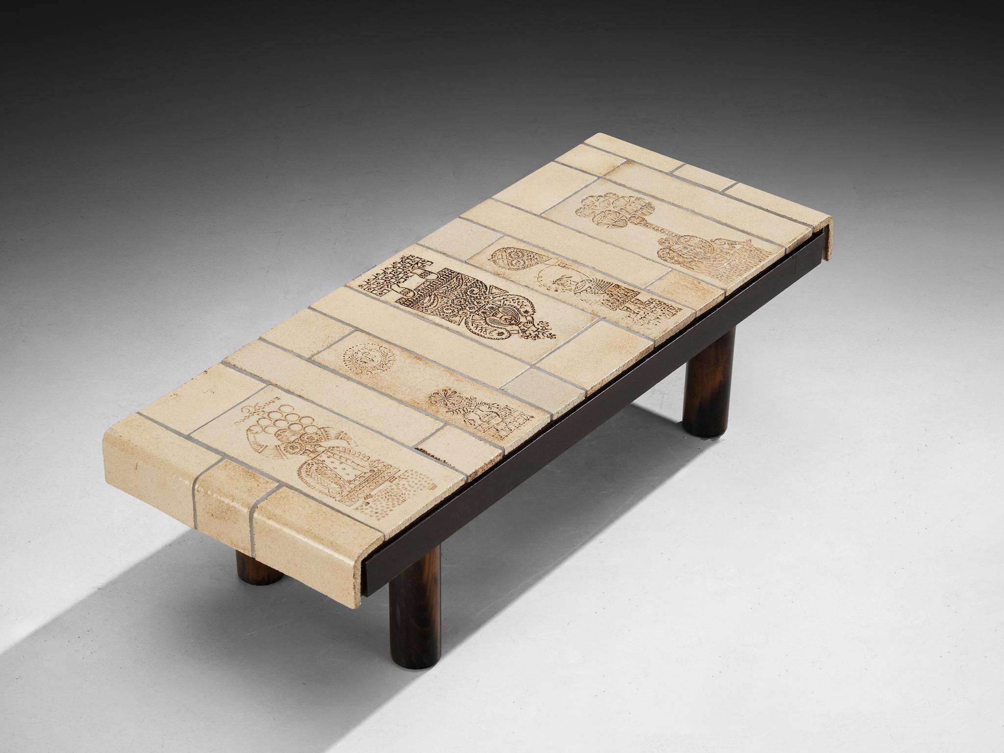 Roger Capron, Couchtisch, Keramik, Buche, Frankreich, 1970er Jahre

Dieser Tisch ist ein weiteres exquisites Beispiel für die Arbeit von Roger Capron. Er zeigt eine rechteckige Tischplatte aus seinem bevorzugten MATERIAL, Keramik, mit komplizierten
