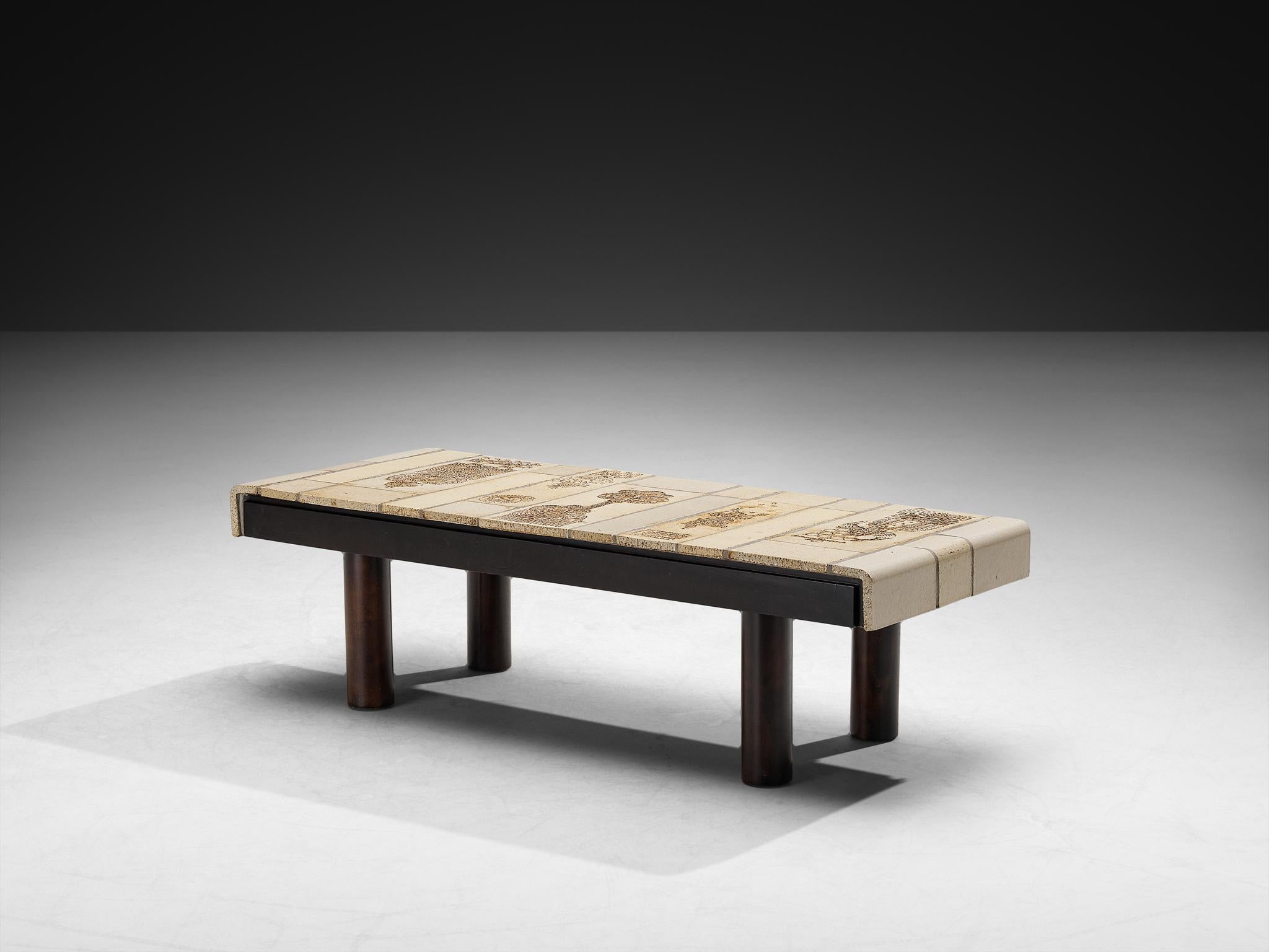 Français Roger Capron Table basse avec empreintes illustratives en céramique et Wood en vente