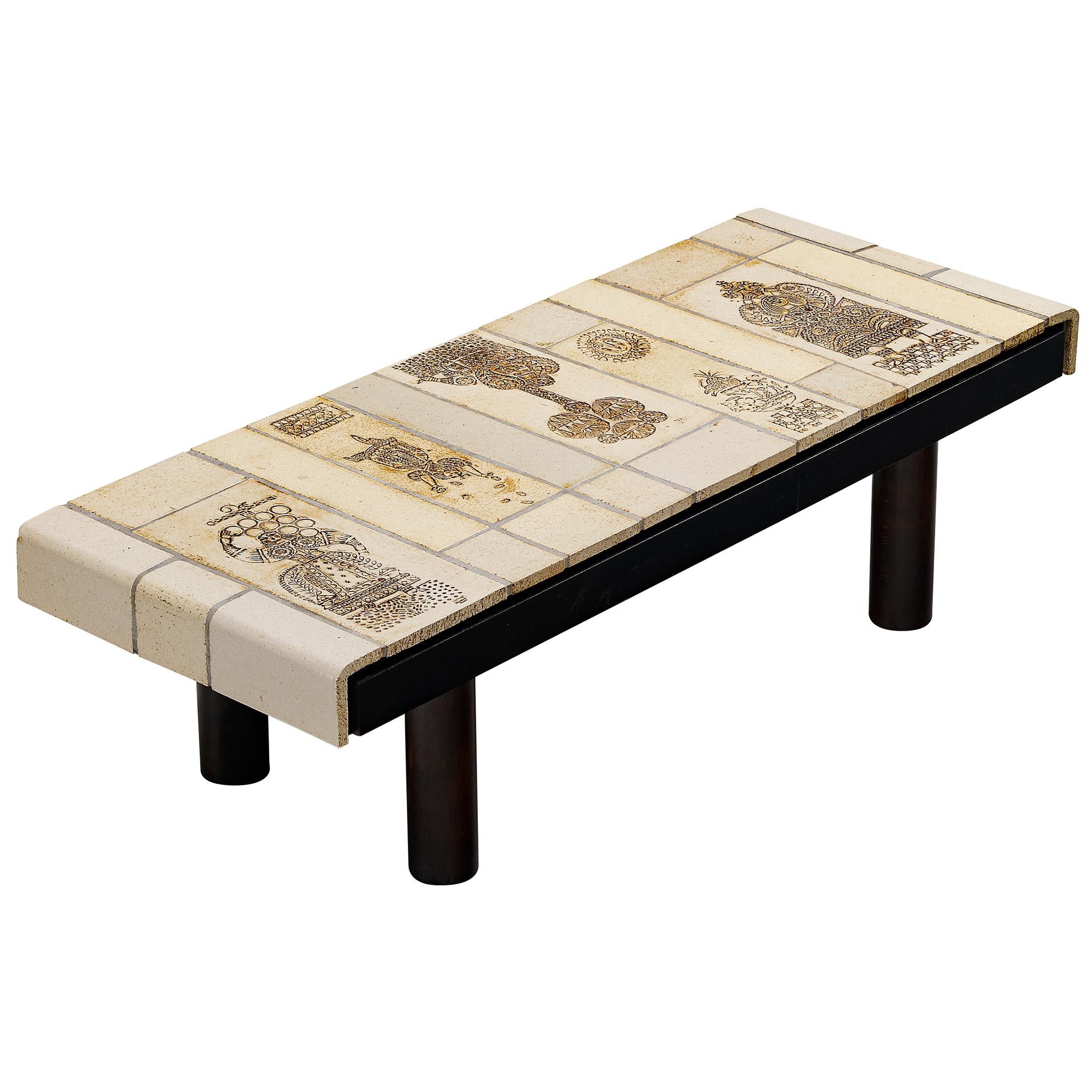 Roger Capron Table basse avec empreintes illustratives en céramique et Wood en vente