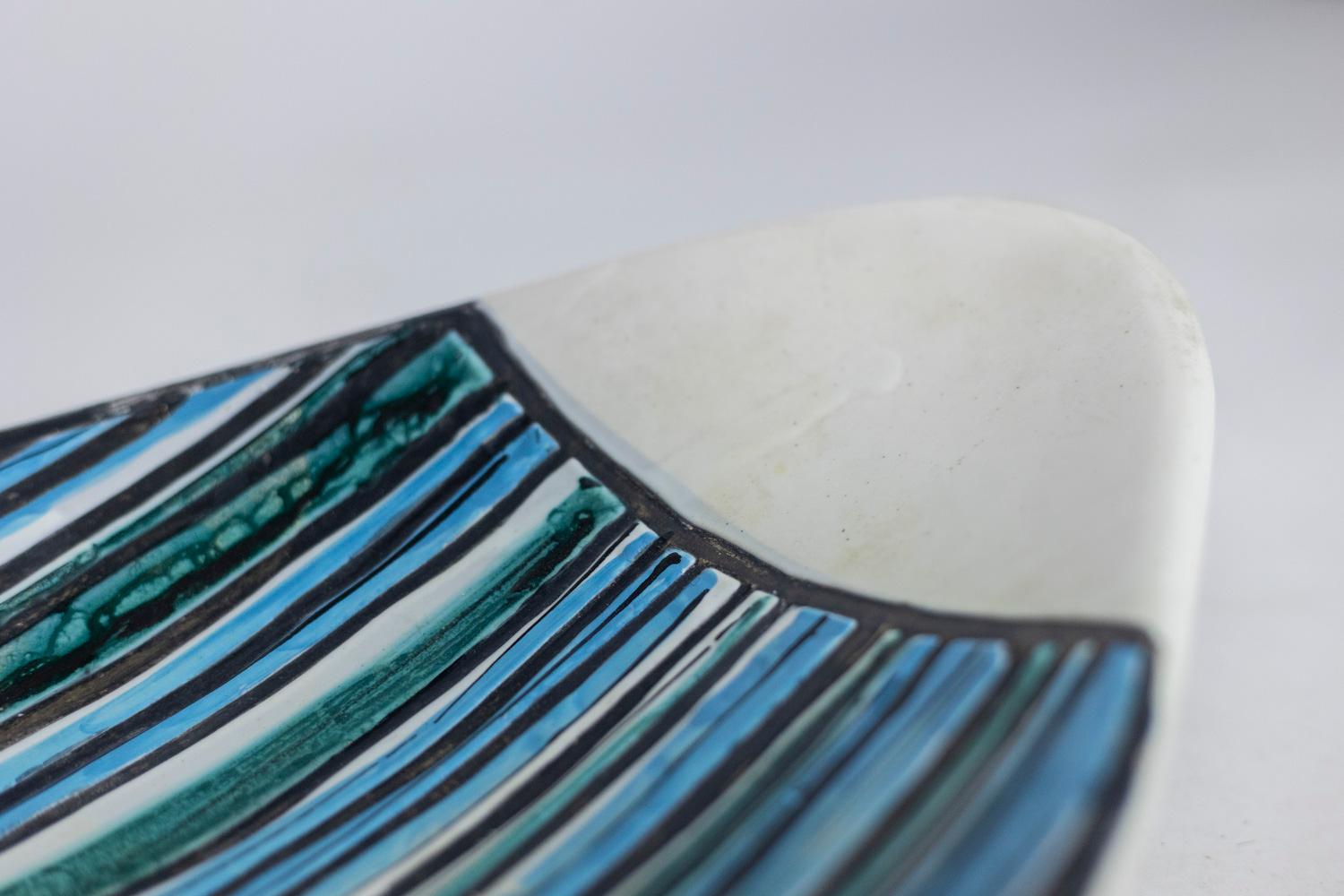 Roger Capro, signed.
Vallauris, edited by.


Cup in ceramic in shades of blue, green and black, decorated with striated lines and free form.


French work realized in the 1960s.