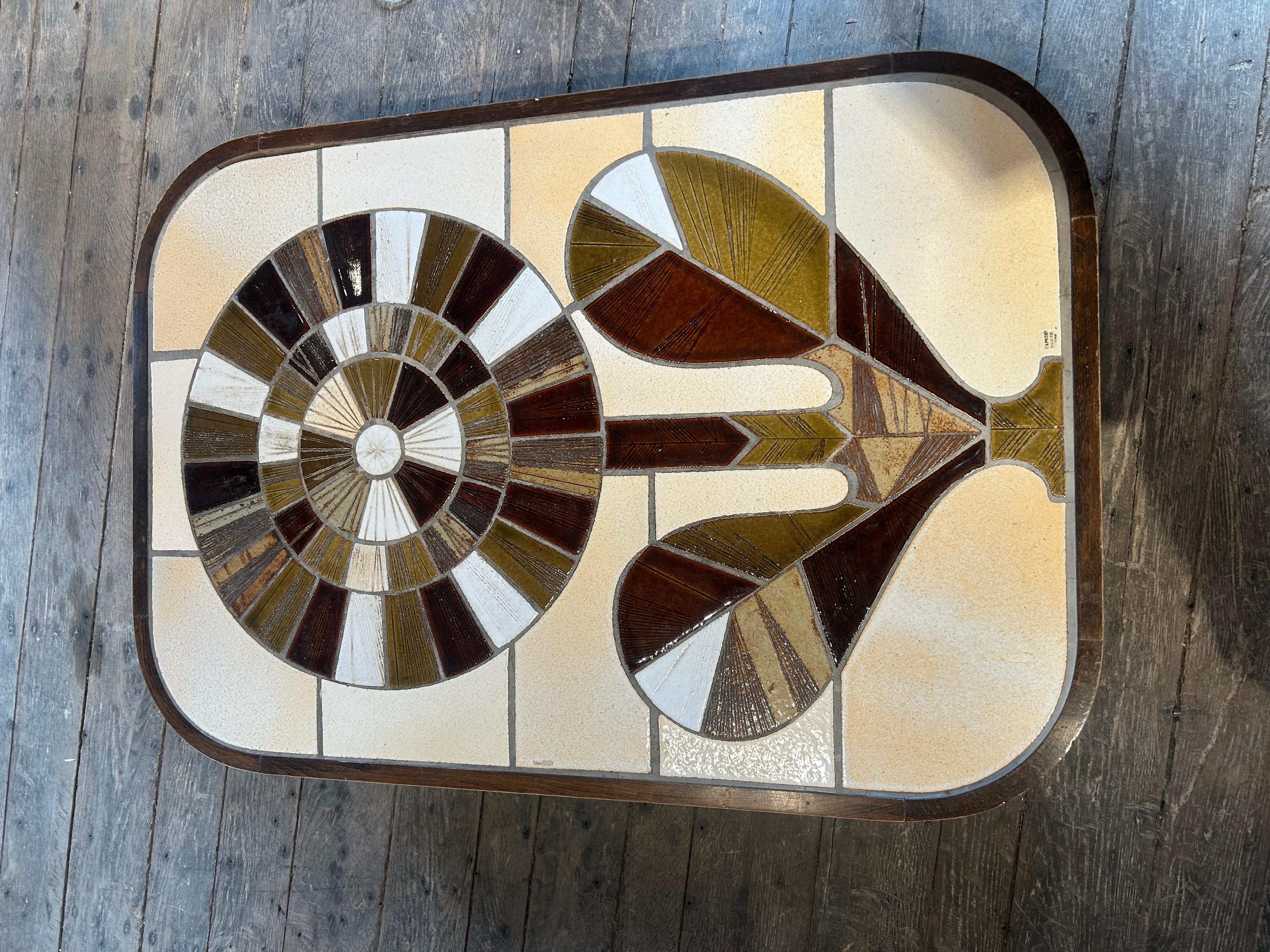 Tavolino in ceramica Roger Capron 
Modello a fiore con piedi Wood.
Firmato