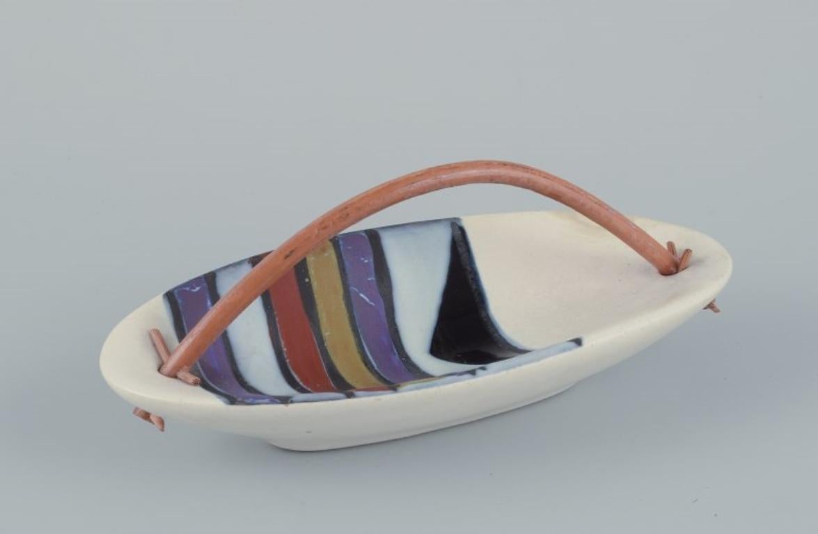 Roger Capron (1922-2006), French ceramist for Vallauris.
Modernist ceramic bowl with a bamboo handle.
Abstract design. Hand-painted.
Approximately from the 1960s.
Signed.
In excellent condition.
Dimensions: L 17.5 cm x D 8.0 cm x H 7.0 cm.