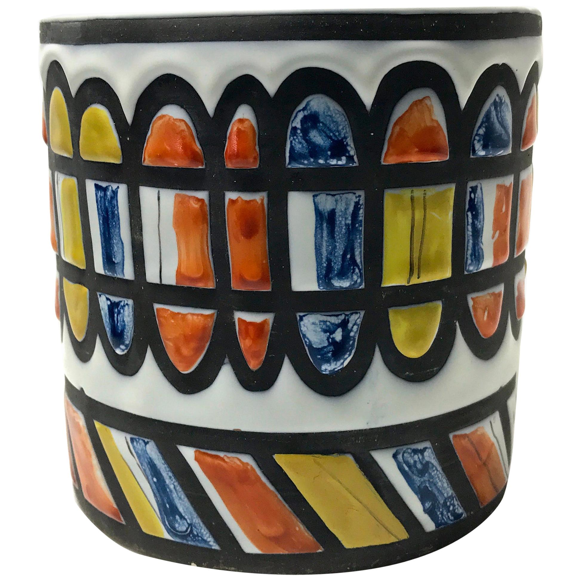 Cachepot in ceramica superbamente decorato di Roger Capron per Vallauris. I colori utilizzati sono estremamente forti e vivaci e lo rendono un pezzo di grande impatto,
circa anni '50
Firmato Capron, Vallauris AM
Misure: Altezza 5,5 pollici, diametro