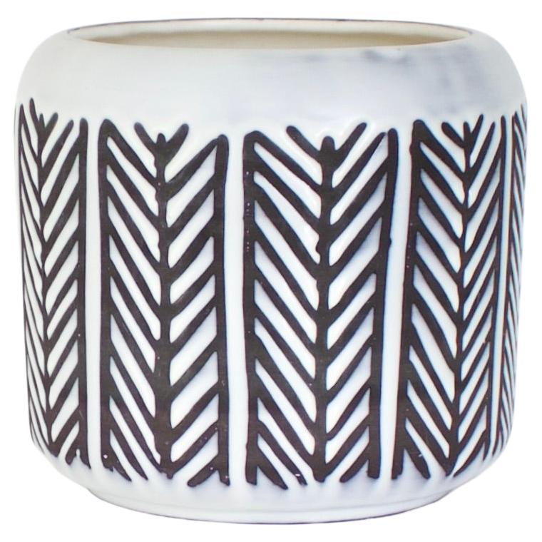 Roger Capron, französischer Keramikkünstler, Vase aus schwarzer und weißer Keramik mit einer als Skarifikation bezeichneten Verzierung. 
Ähnliche Keramikstücke sind auf S. 69 von Roger Capron Ceramist von Pierre Staudenmeyer, Norma Editons,