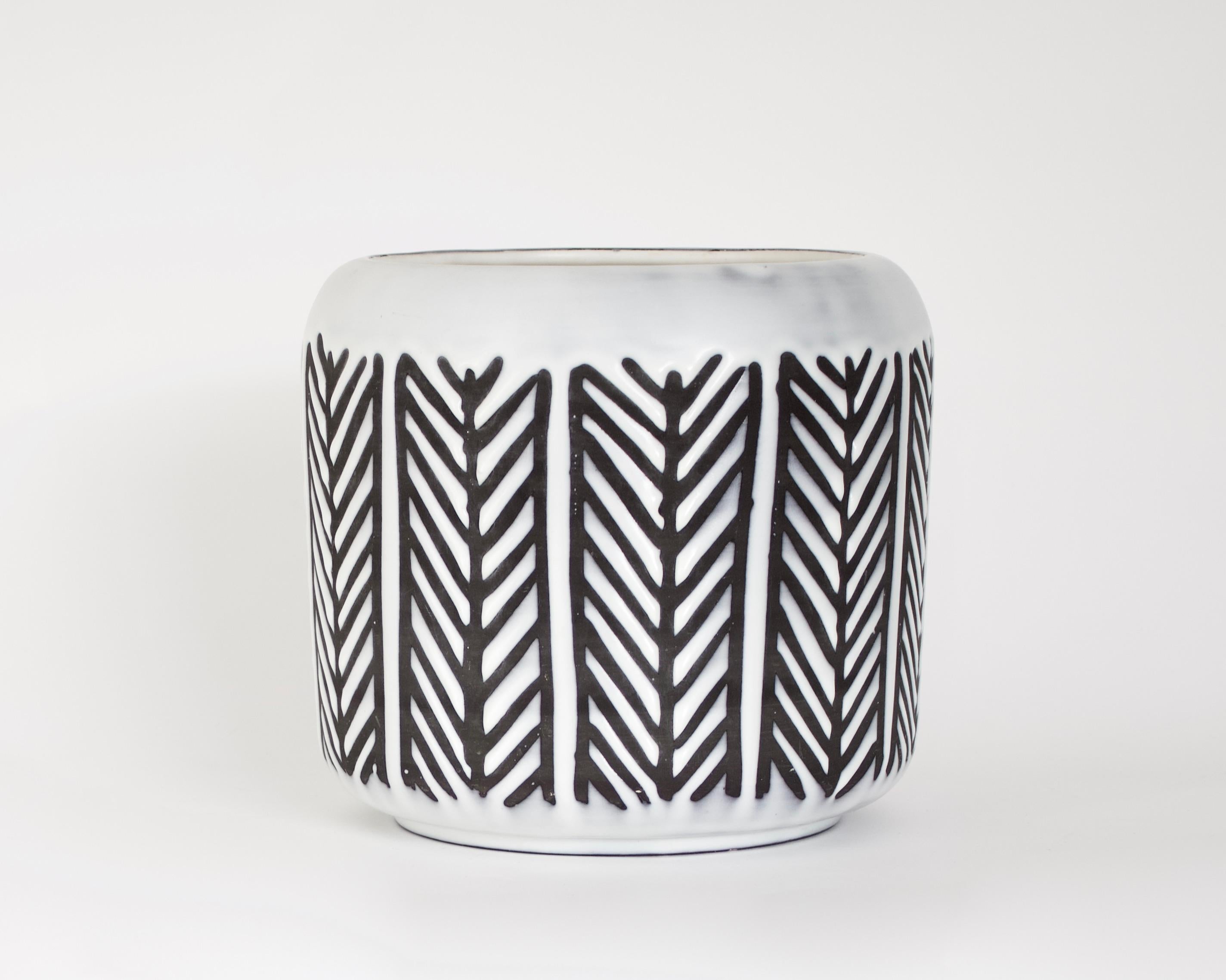Roger Capron French Ceramic Black and White Cache Pot or Vase, Circa 1956 In Good Condition For Sale In Chicago, IL
