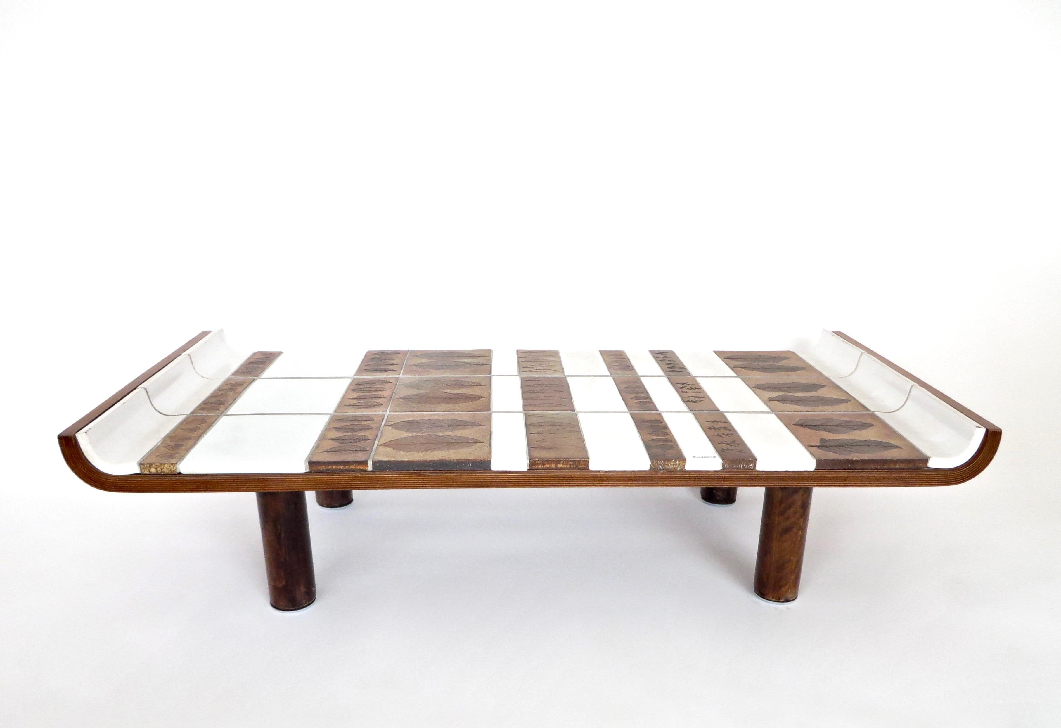 Table basse en céramique modèle Pagode de Roger Capron:: vers 1960. 
Cadre en chêne supportant des carreaux émaillés blancs et des carreaux de céramique aux tons bruns avec des feuilles imprimées dans la céramique dans la série iconique des feuilles
