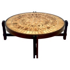 Roger Capron Table basse ovale en céramique française avec décorations en feuilles de garrigue