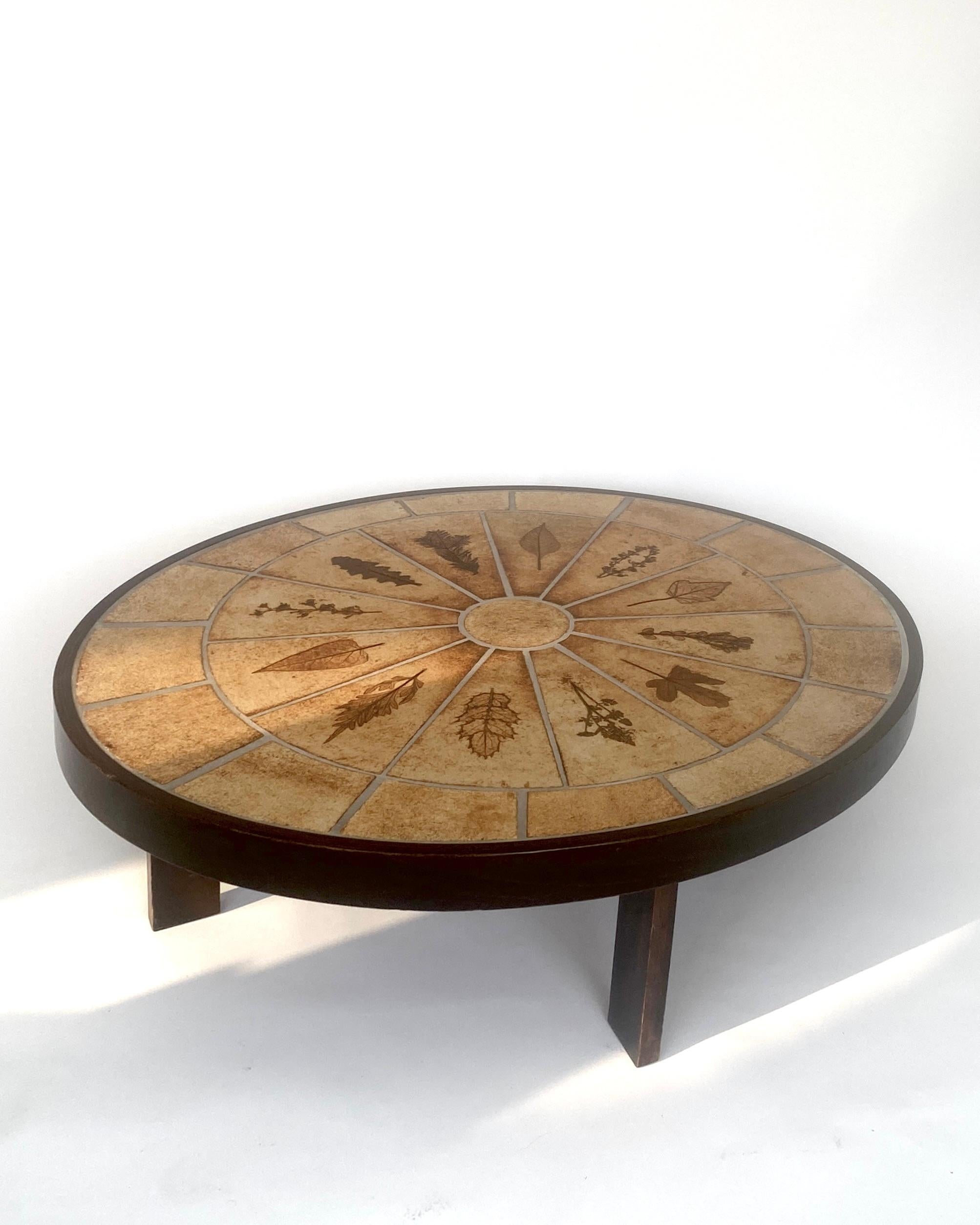 Mid-Century moderno Tavolino ovale in ceramica francese di Roger Capron con decorazioni a foglie di gariga in vendita