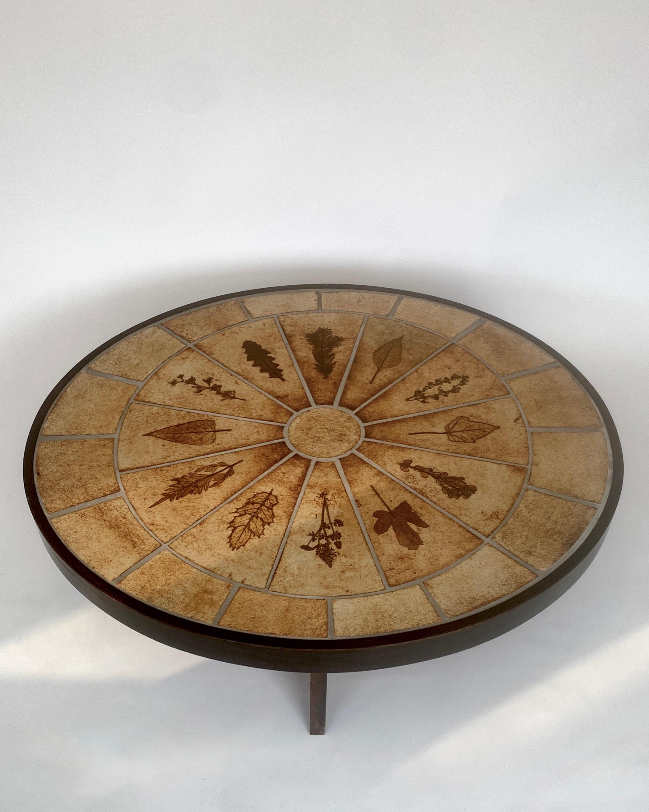 Francese Tavolino ovale in ceramica francese di Roger Capron con decorazioni a foglie di gariga in vendita