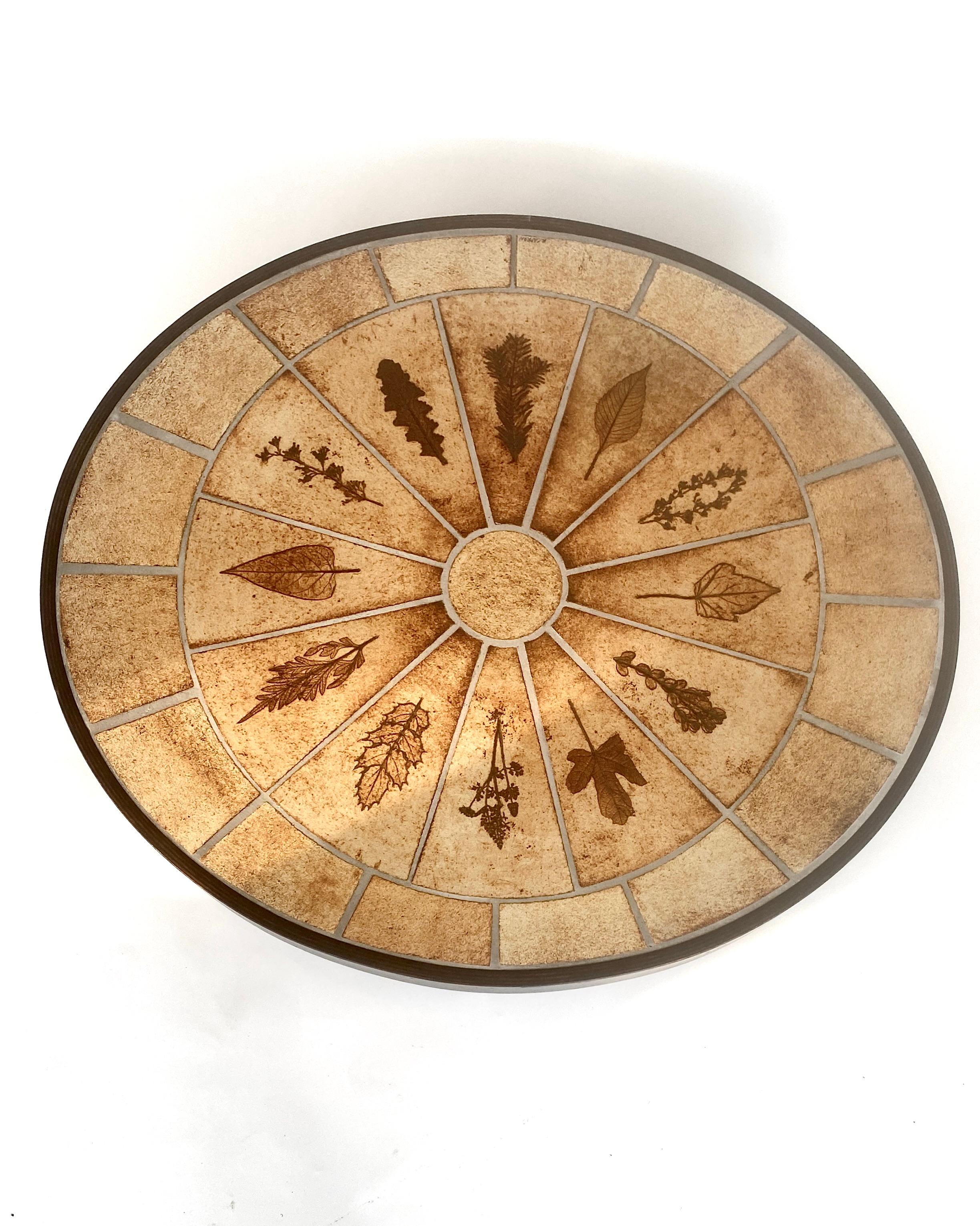 Tavolino ovale in ceramica francese di Roger Capron con decorazioni a foglie di gariga In condizioni buone in vendita a Chicago, IL