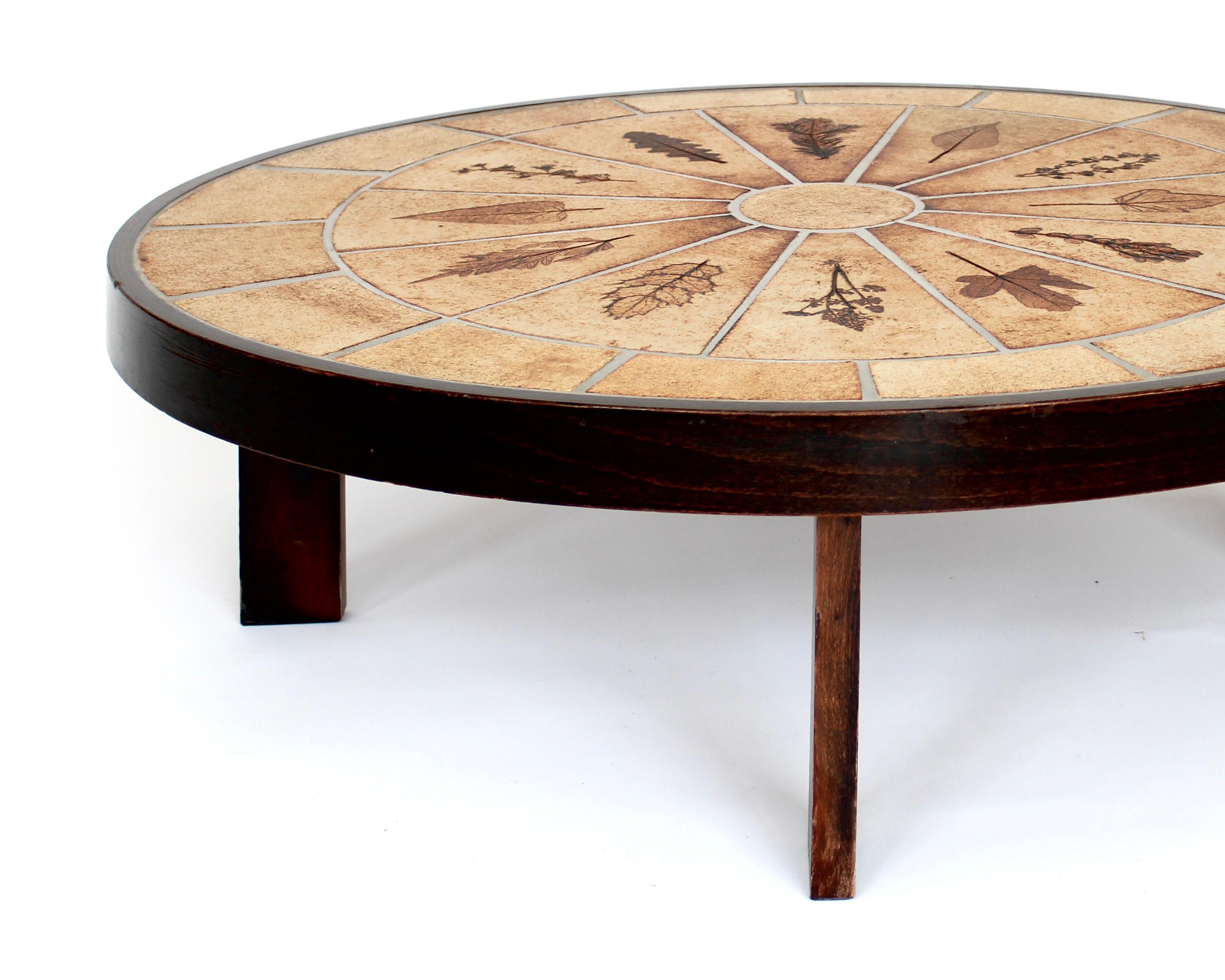 Metà XX secolo Tavolino ovale in ceramica francese di Roger Capron con decorazioni a foglie di gariga in vendita