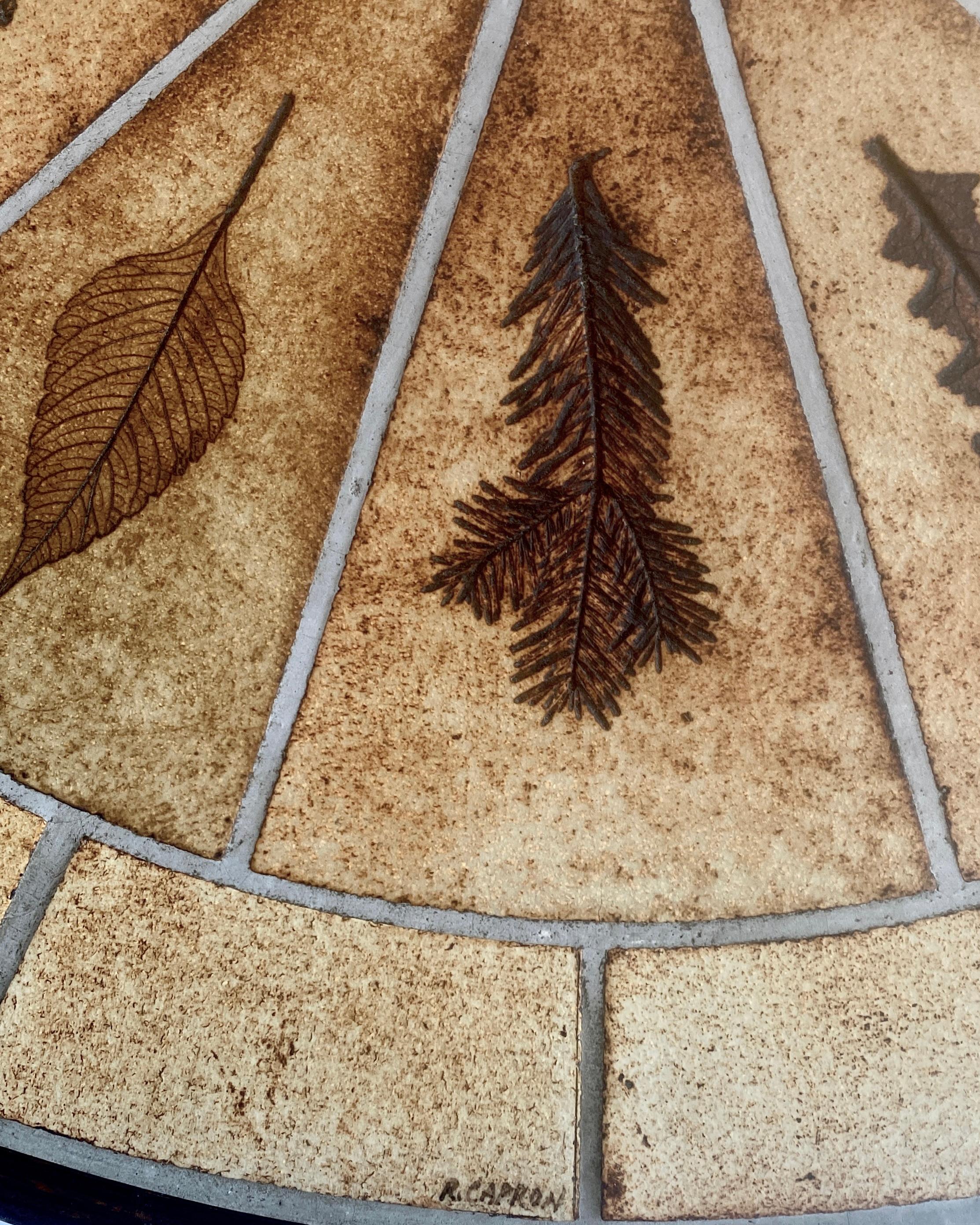 Tavolino ovale in ceramica francese di Roger Capron con decorazioni a foglie di gariga in vendita 1