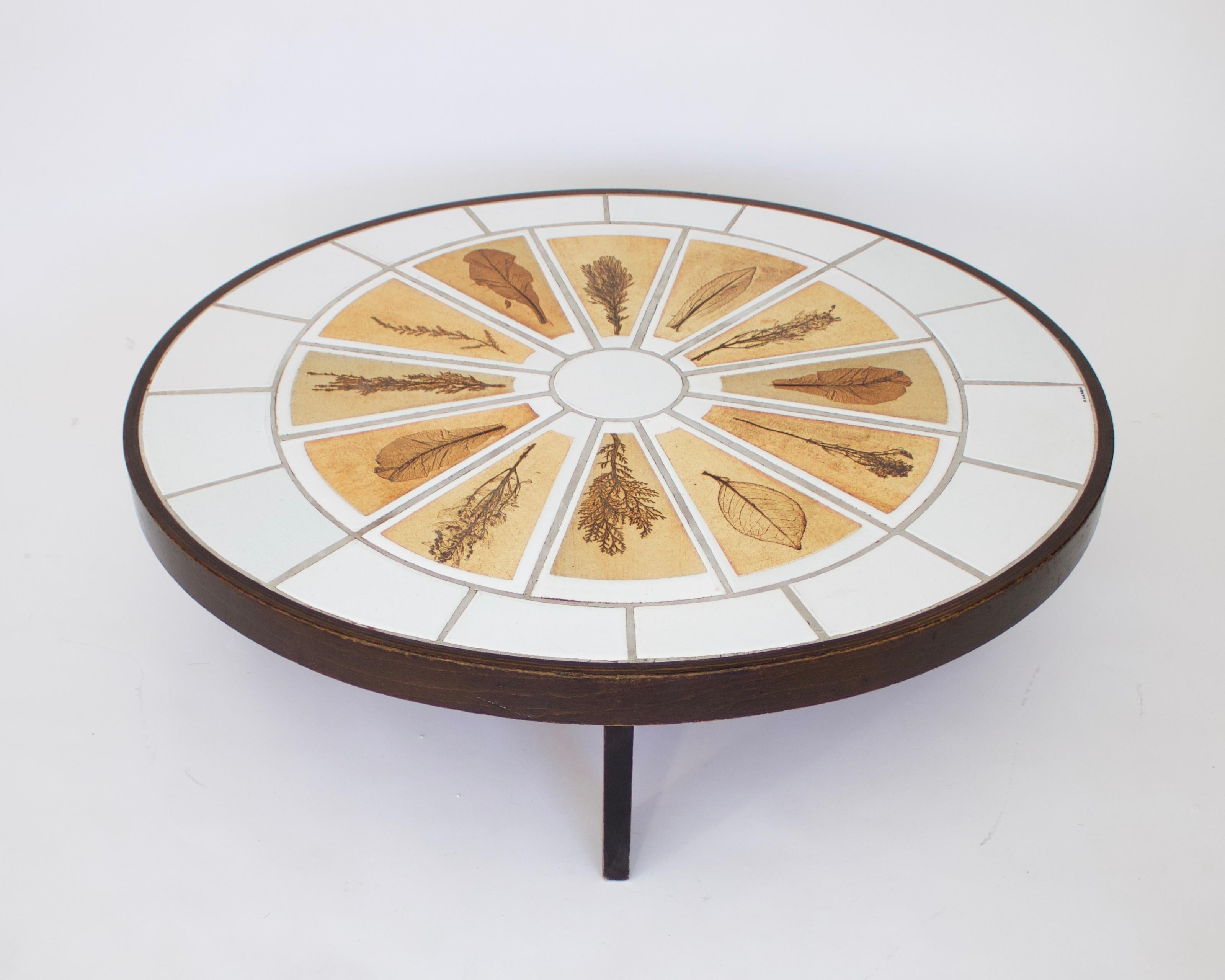 Mid-Century Modern Table basse ovale en céramique française Roger Capron avec décorations en feuilles en vente