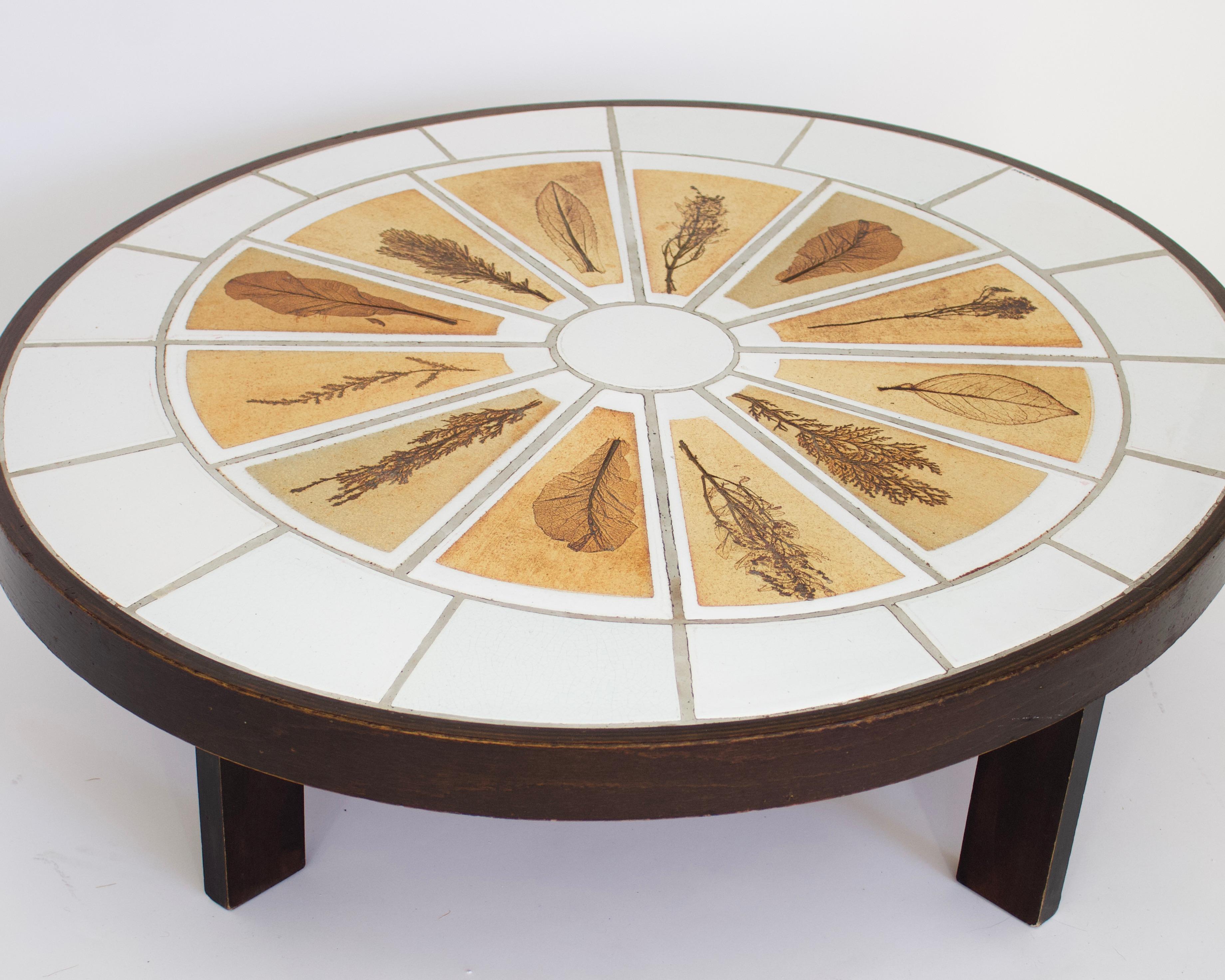 Milieu du XXe siècle Table basse ovale en céramique française Roger Capron avec décorations en feuilles en vente