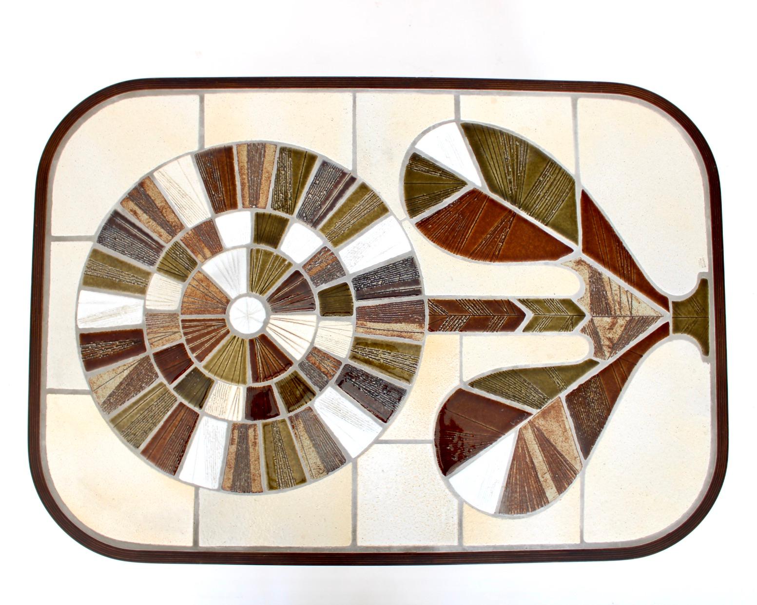 Milieu du XXe siècle Roger Capron table basse française en céramique à motif de tournesol Vallauris en vente