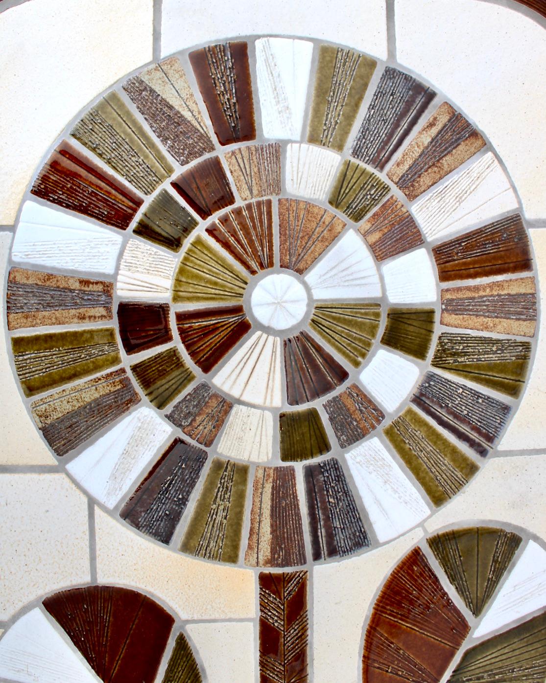 Céramique Roger Capron table basse française en céramique à motif de tournesol Vallauris en vente