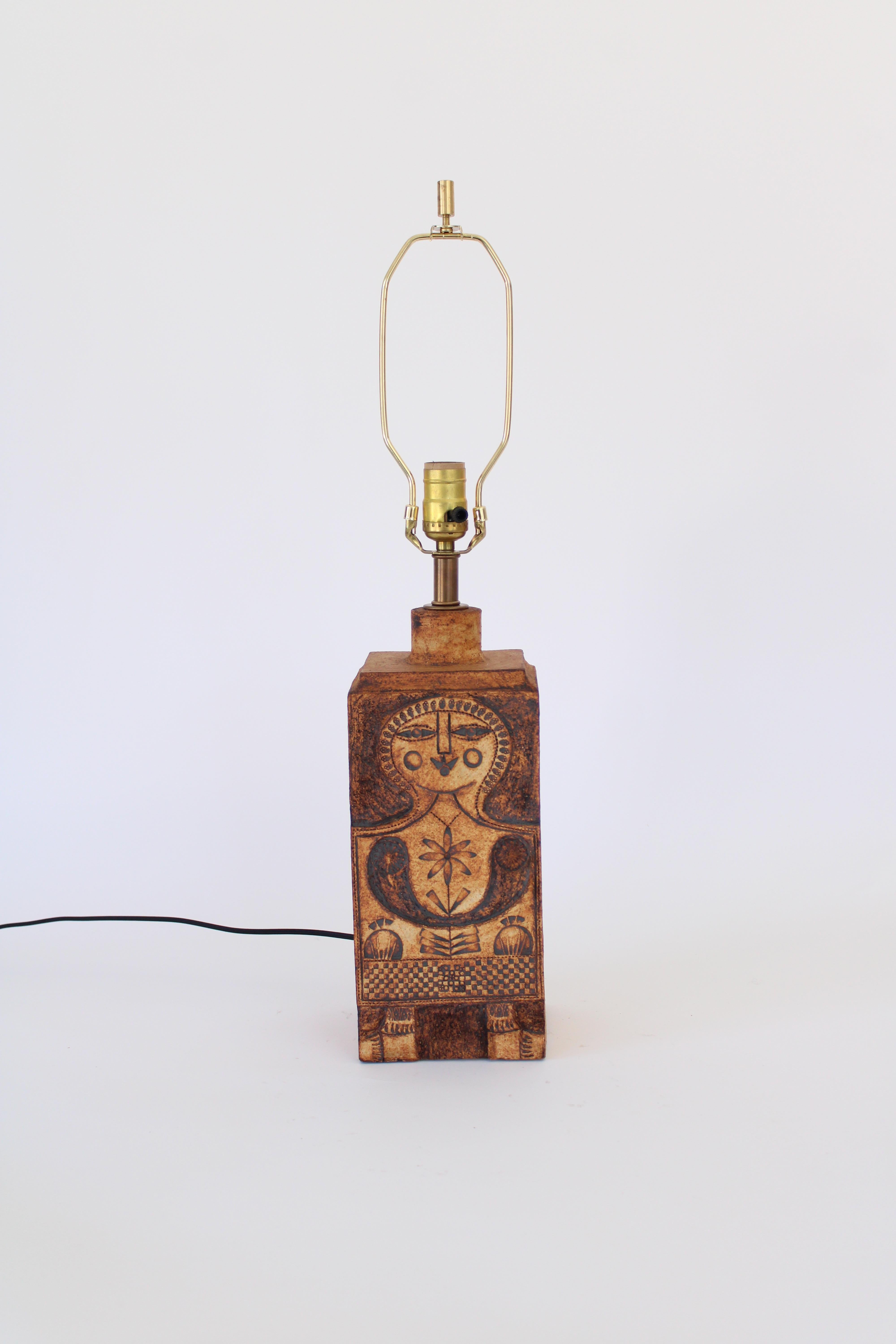 Lampe de table en céramique française Roger Capron, image de femme, vers 1977 Bon état - En vente à Chicago, IL