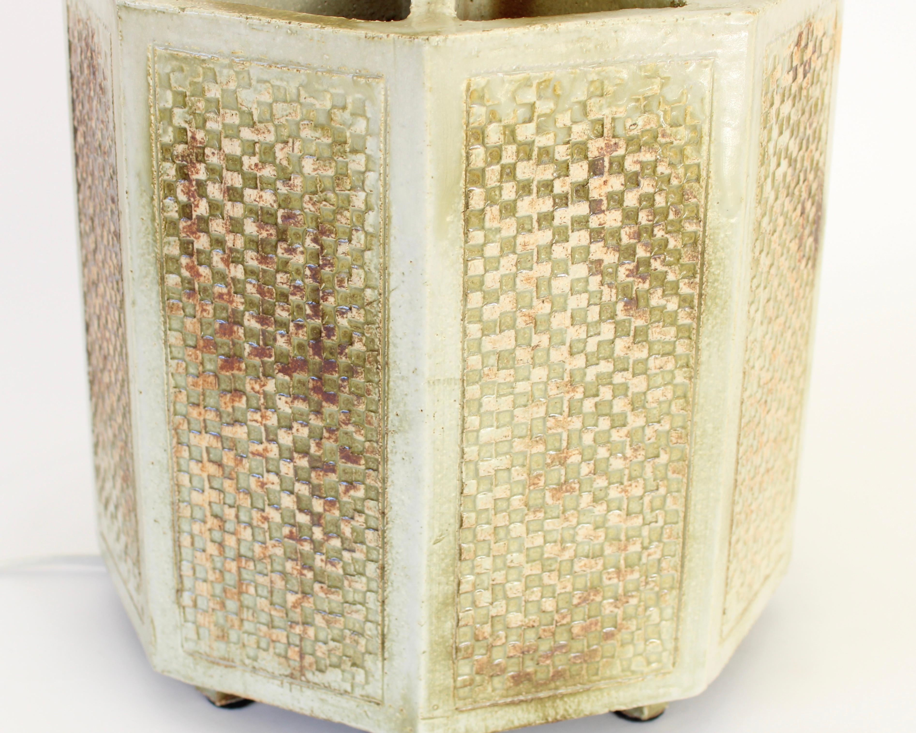 Lampe de table en céramique française de forme octogonale décorée par Roger Capron 6