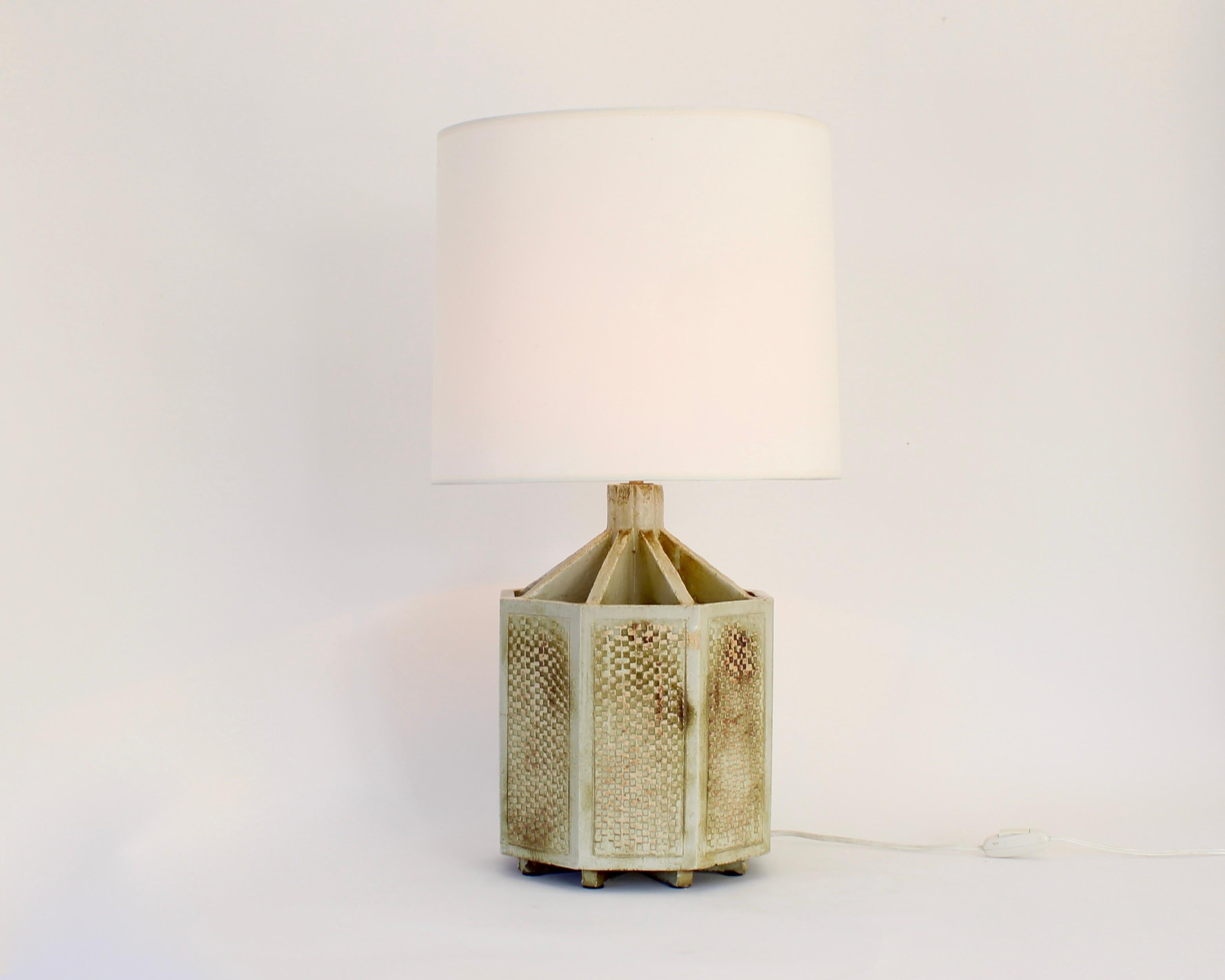 Roger Capron French ceramic table lamp in octagon form with cream, gray ochre glaze and incised decoration. This form is rare and with an abstract decoration incised in the clay without Capron typical figurative or floral motifs. 
Not many of these