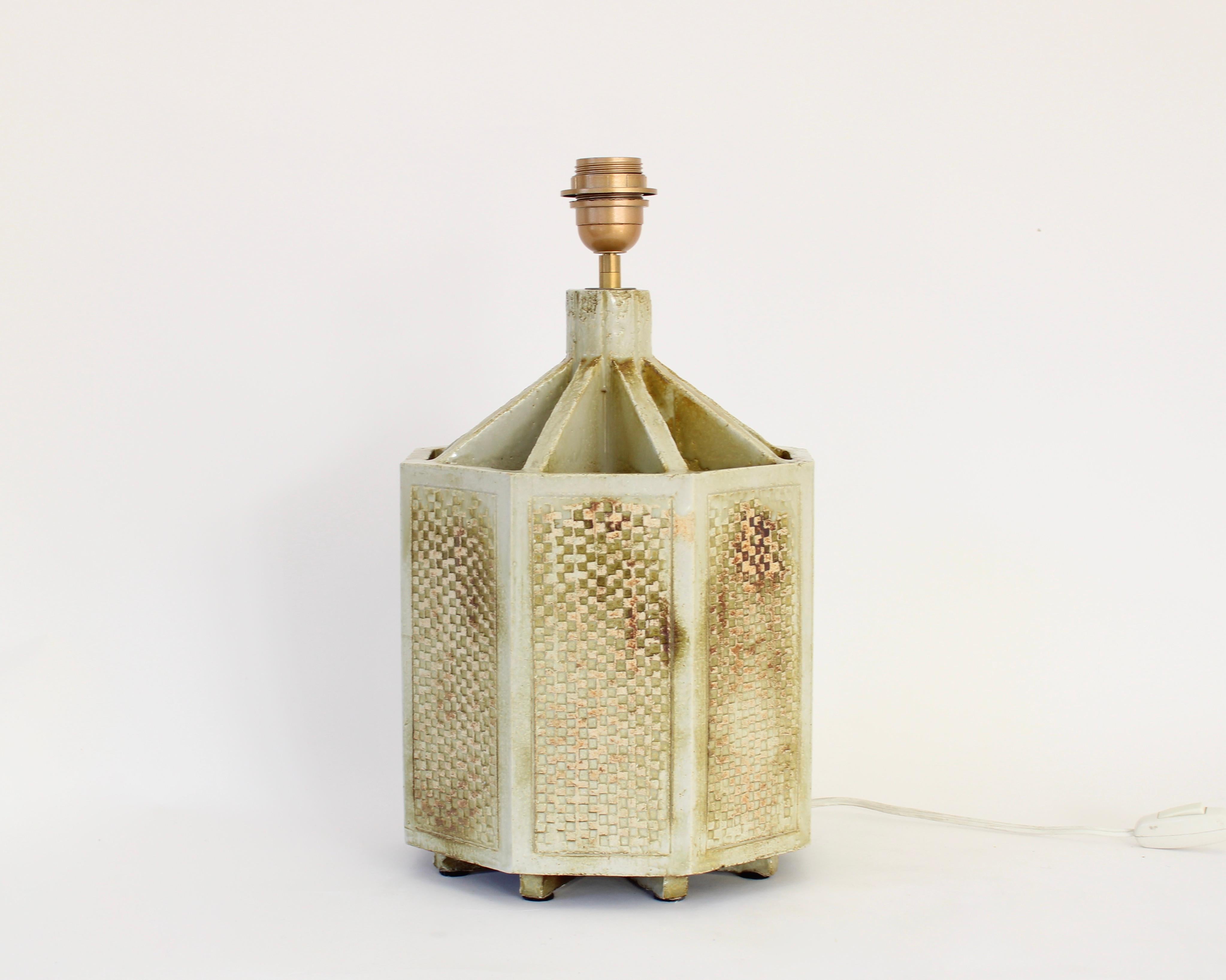 Mid-Century Modern Lampe de table en céramique française de forme octogonale décorée par Roger Capron