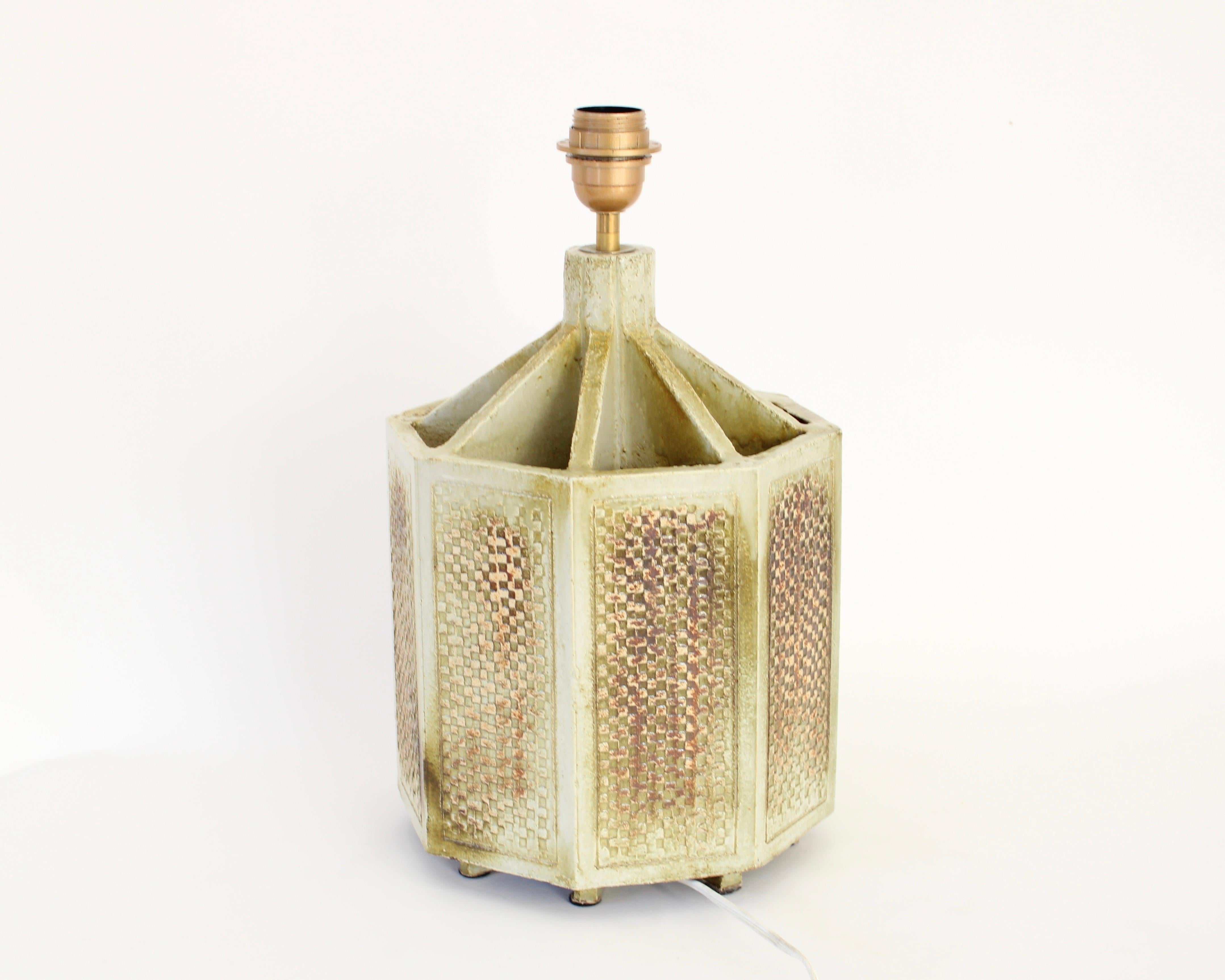 Lampe de table en céramique française de forme octogonale décorée par Roger Capron 2