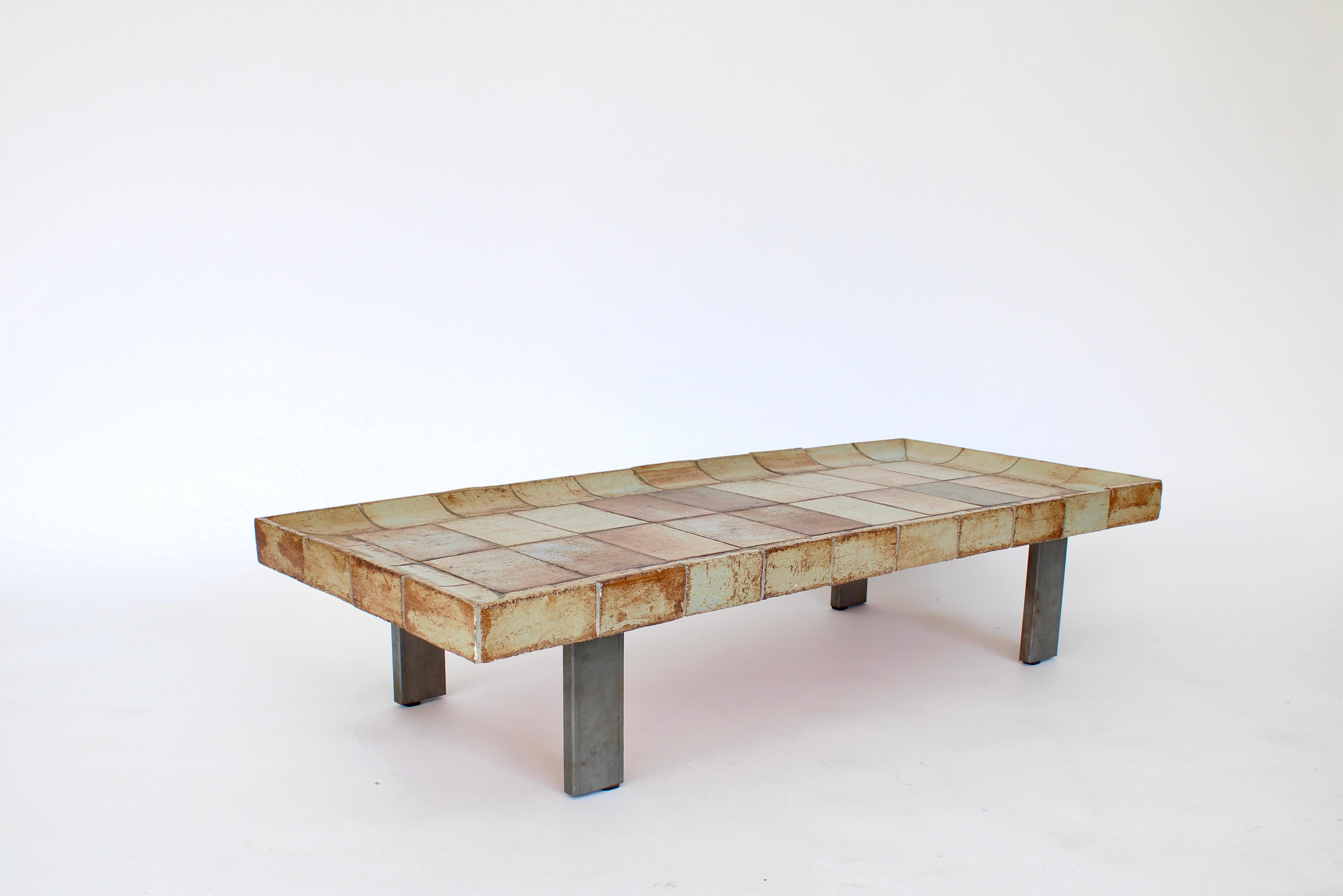 Milieu du XXe siècle Roger Capron Table basse en céramique française Modèle Cuvette Vallauris en vente